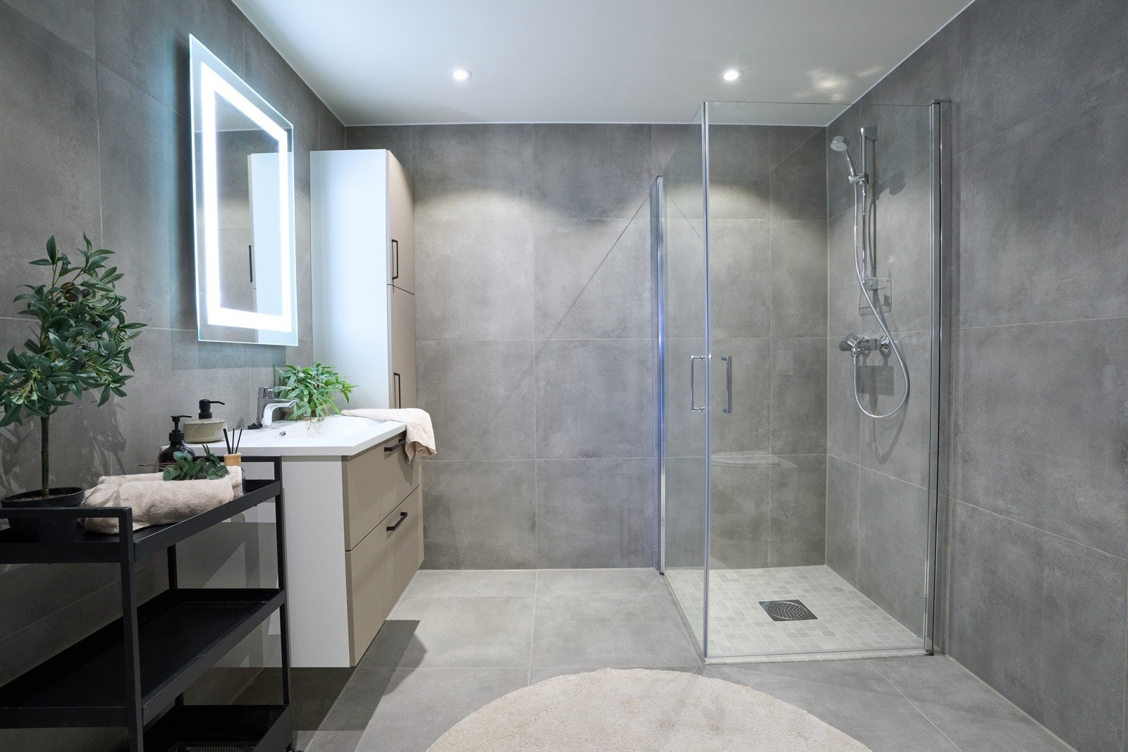 Flislagt bad med opplegg for vaskemaskin og tørketrommel. Galleribilde