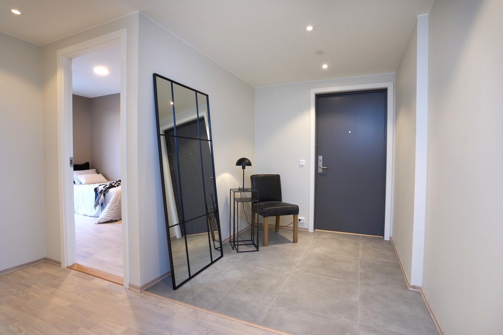 Romslig gang. Galleribilde