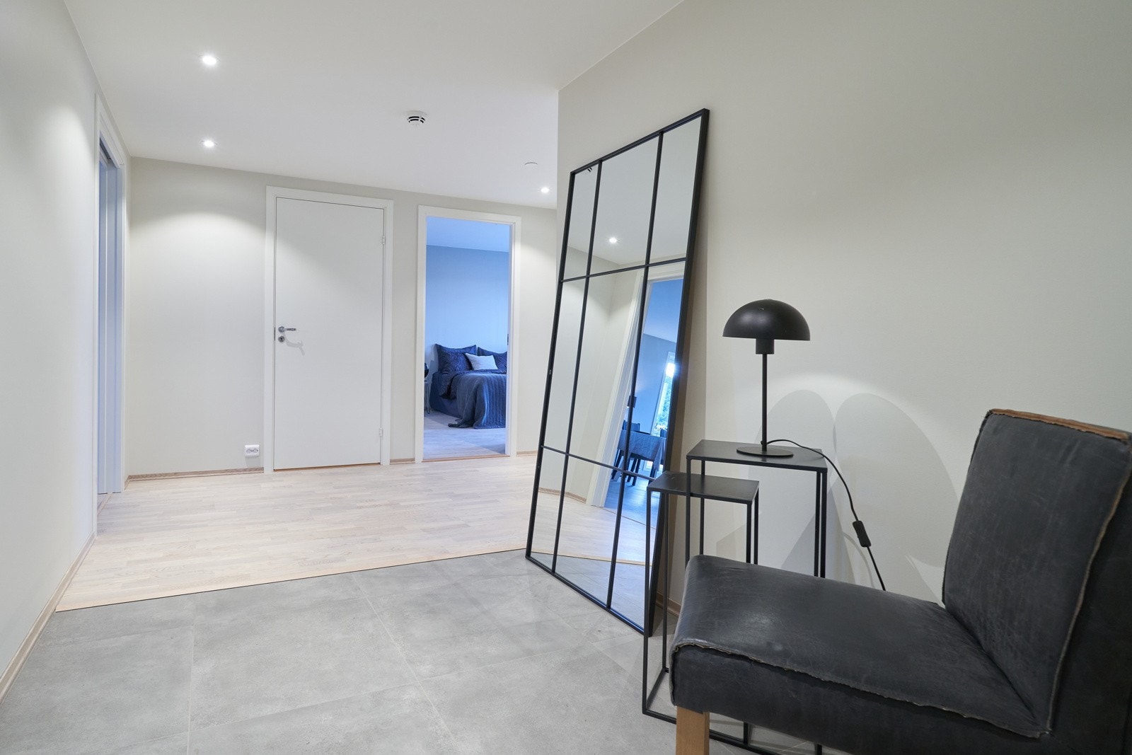 Flislagt entrè med god plass for garderobeskap. Galleribilde