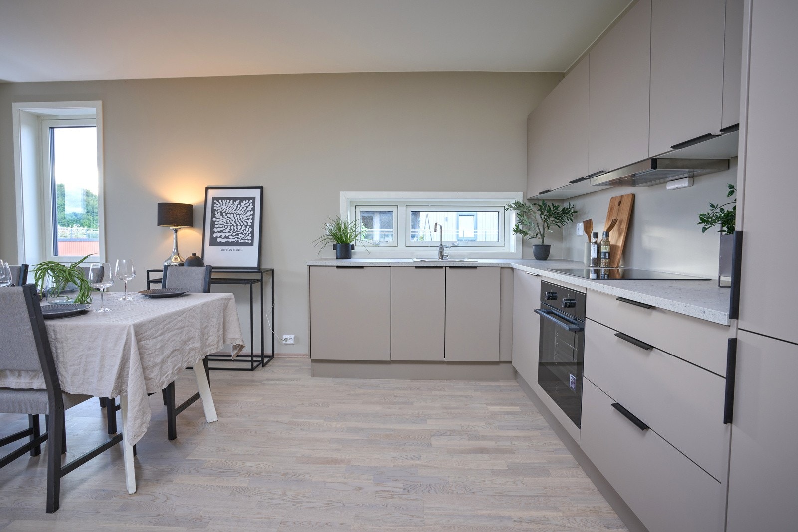 Kjøkkenet overleveres med hvitevarer. Galleribilde