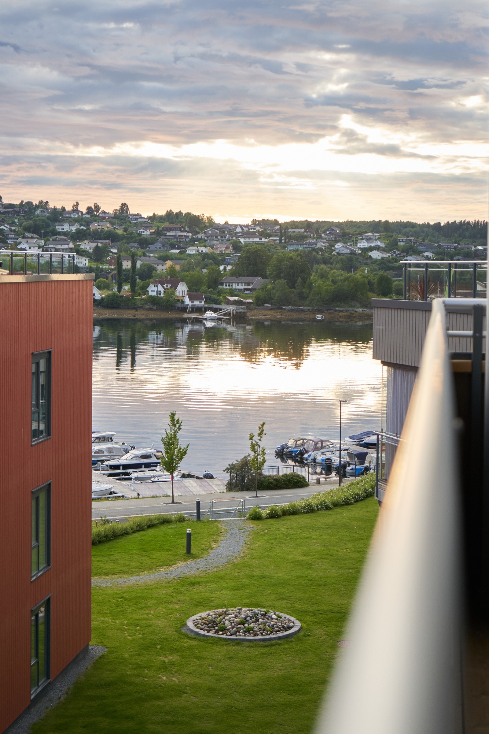 Utsikt hvor man kan se ferja går inn og ut til Ytterøy. Galleribilde