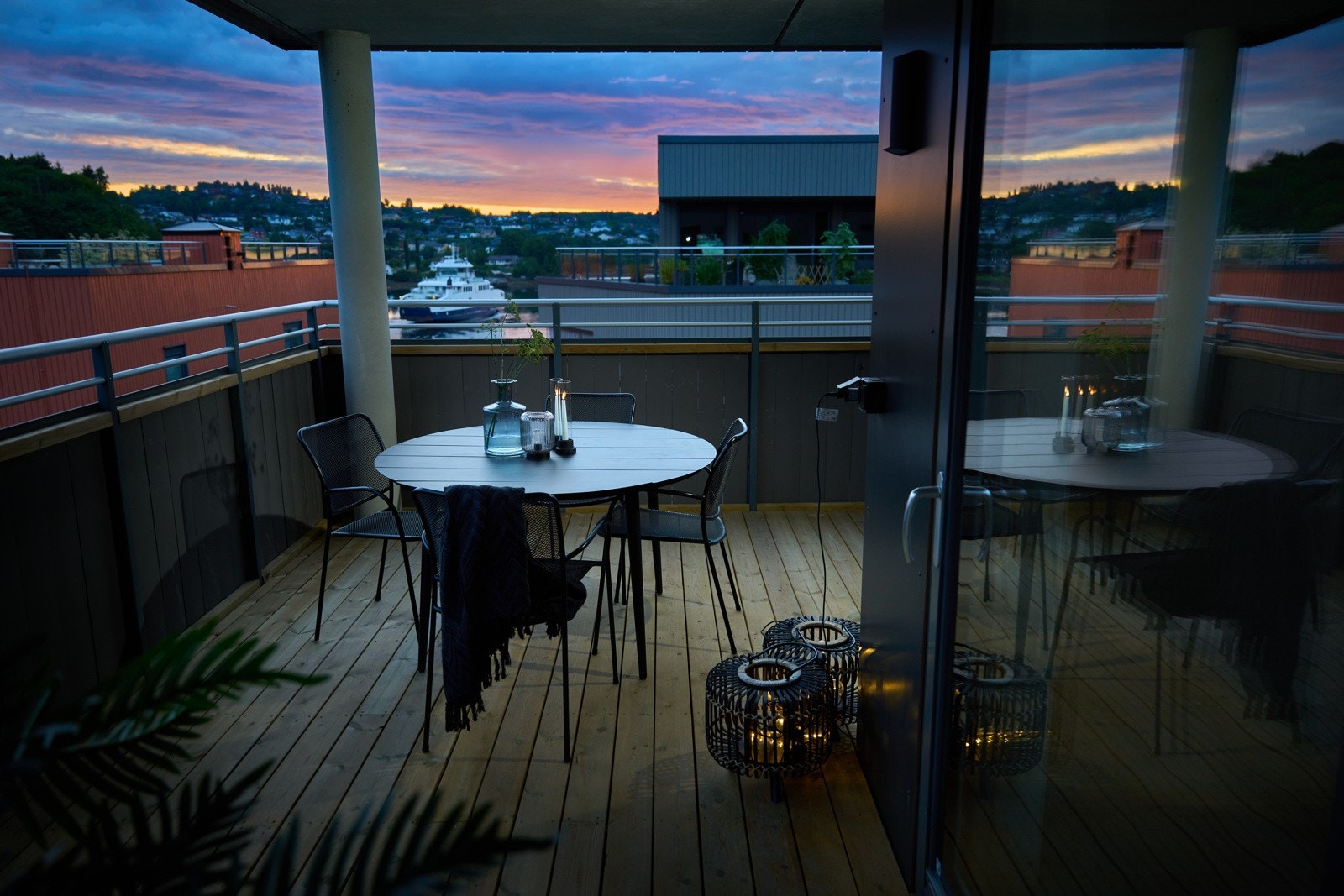 Veranda med flott utsikt mot Sundet og fjorden. Galleribilde