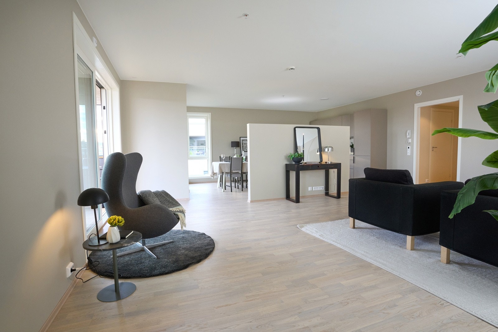 Leiligheten har en romslig stue som har godt med plass til flere sittegrupper. Galleribilde