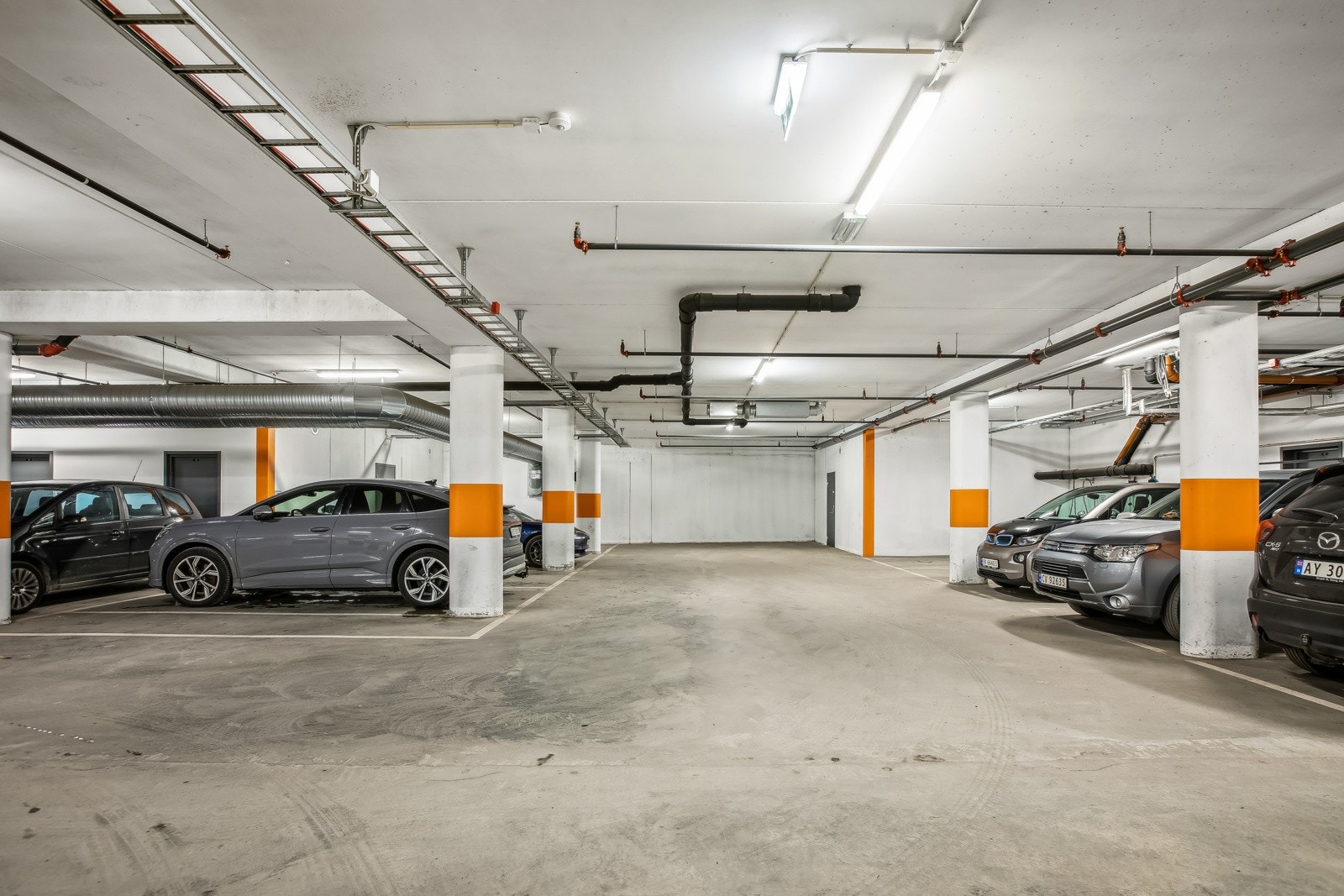 Det følger med garasjeplass i felles garasjeanlegg. Det er mulig å kjøpe 1 ekstra garasjeplass i tillegg. Galleribilde