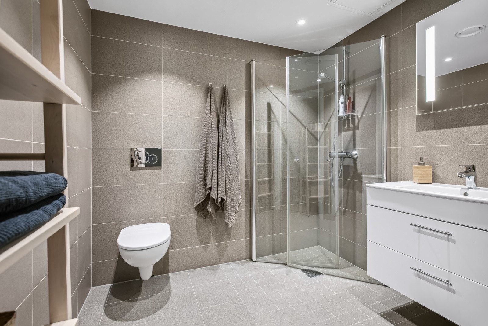 Baderom nummer 2 er også flislagt i moderne farger. Galleribilde