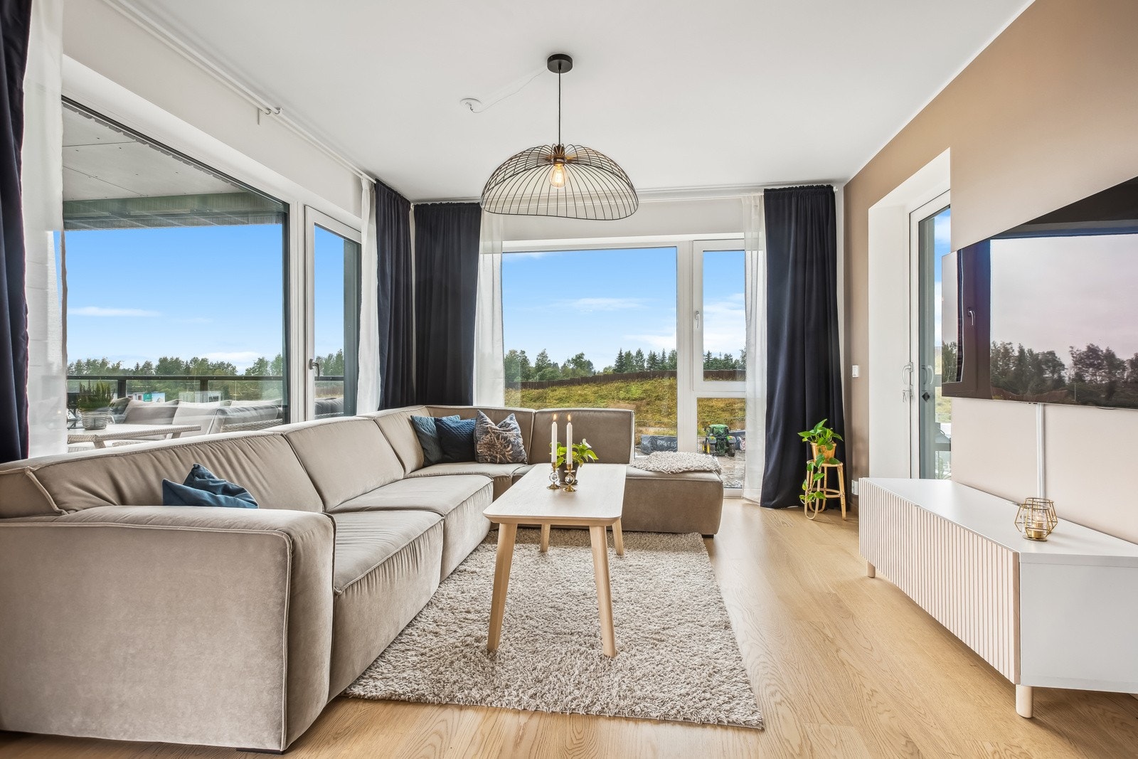 Boligen har en gjennomtenkt planløsning med en åpen løsning mellom stue og kjøkken. Galleribilde