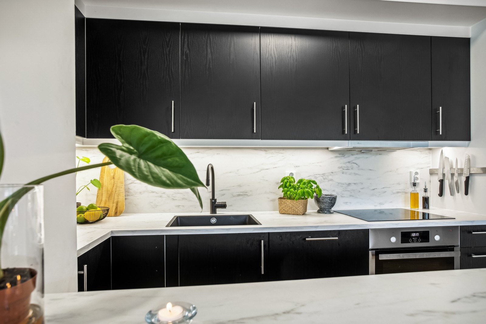 Benkeplaten gir et luksuriøst preg på boligen. Videre har kjøkkenet gode, integrerte hvitevarer. Galleribilde