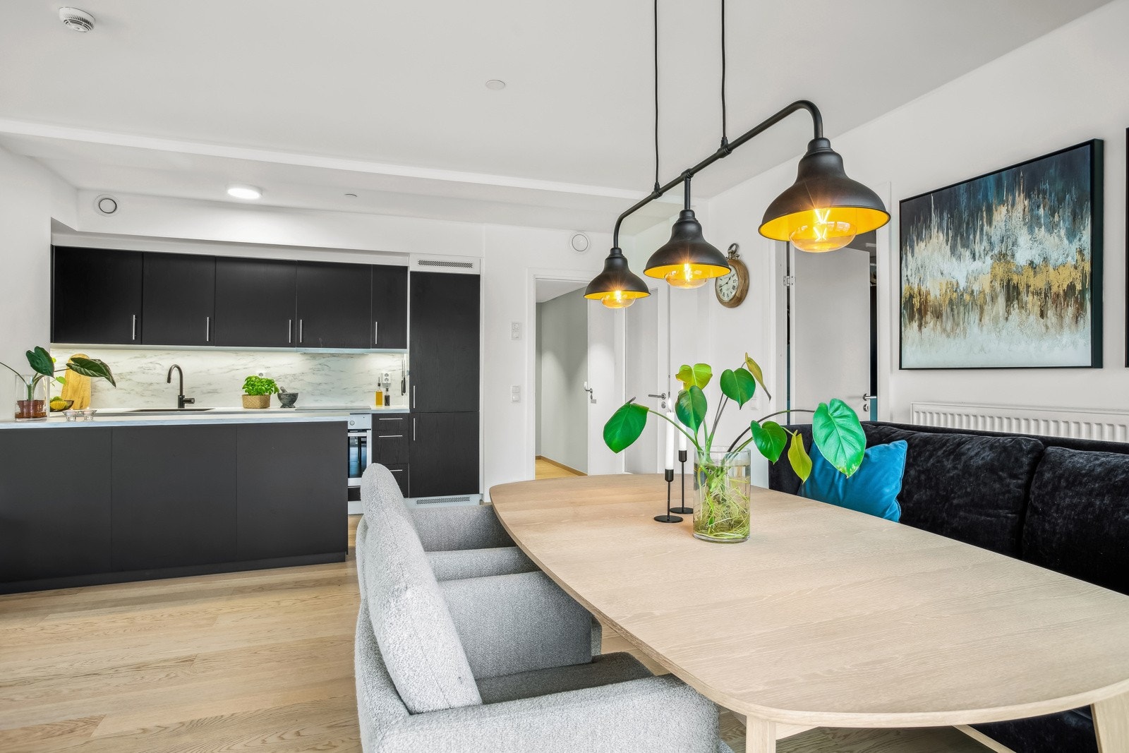 Stuen og kjøkken er i naturlige farger som gjør det enkelt å innrede etter eget ønske. Galleribilde