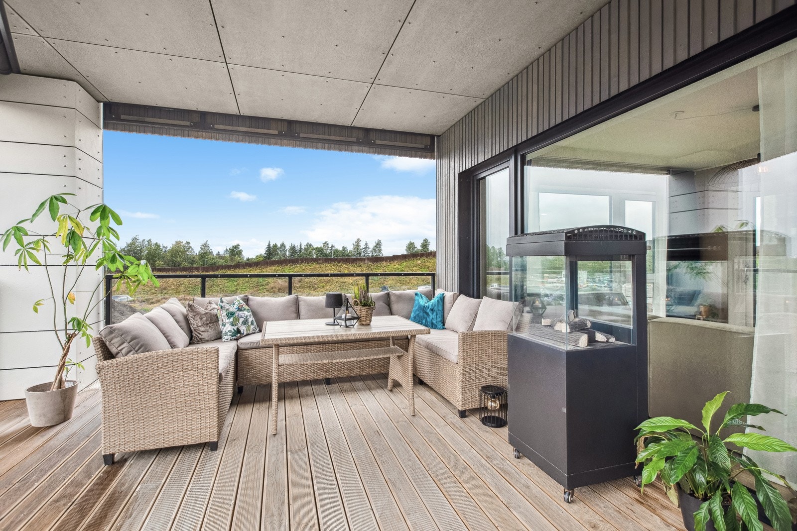 Terrassen med vinkel er syd-vest vendt. Galleribilde