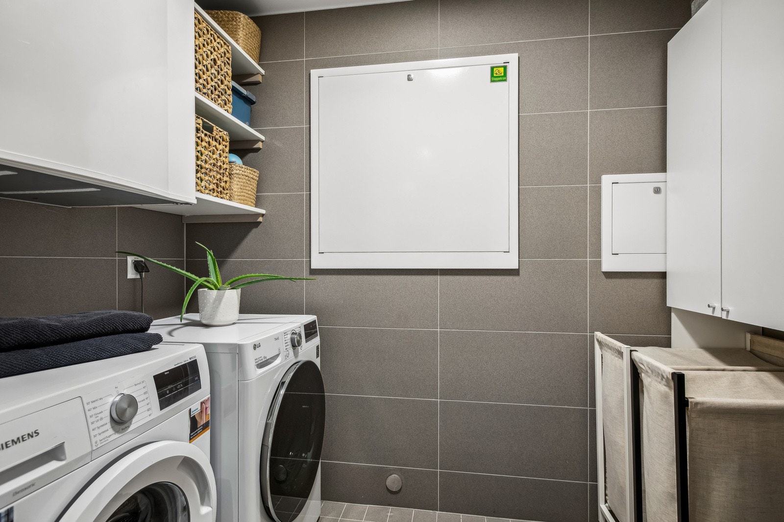 Flislagt, praktisk vaskerom. Galleribilde