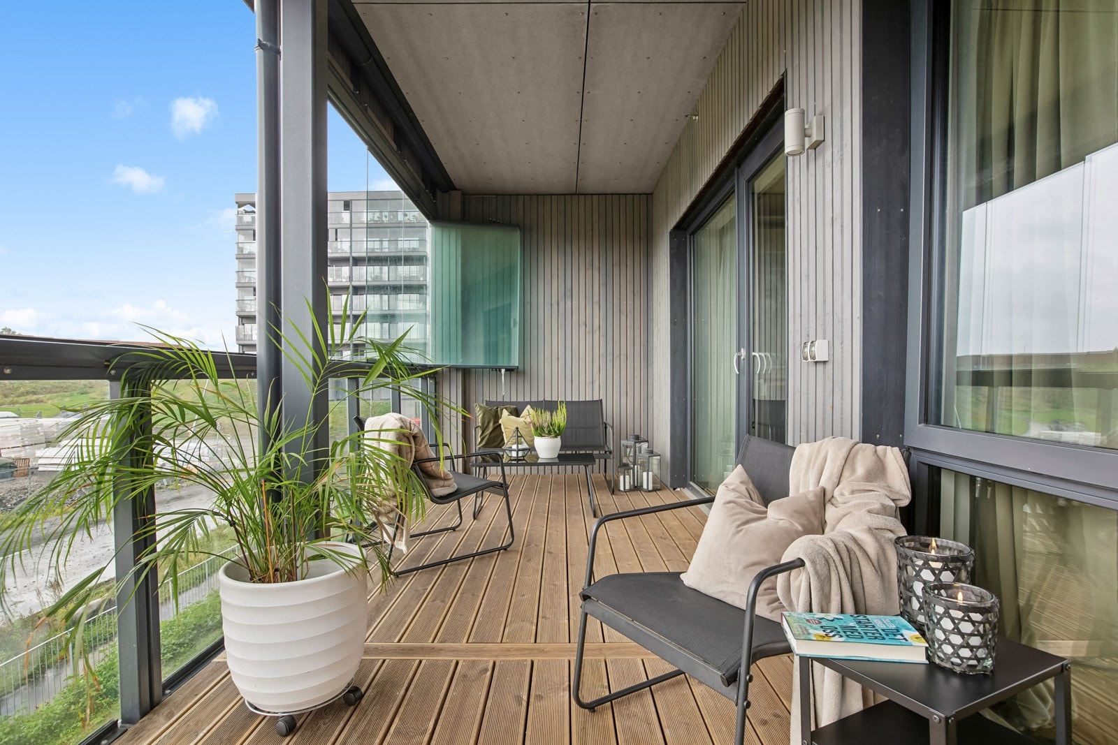 Den herlige inngassede terrassen er vest-vendt. Galleribilde