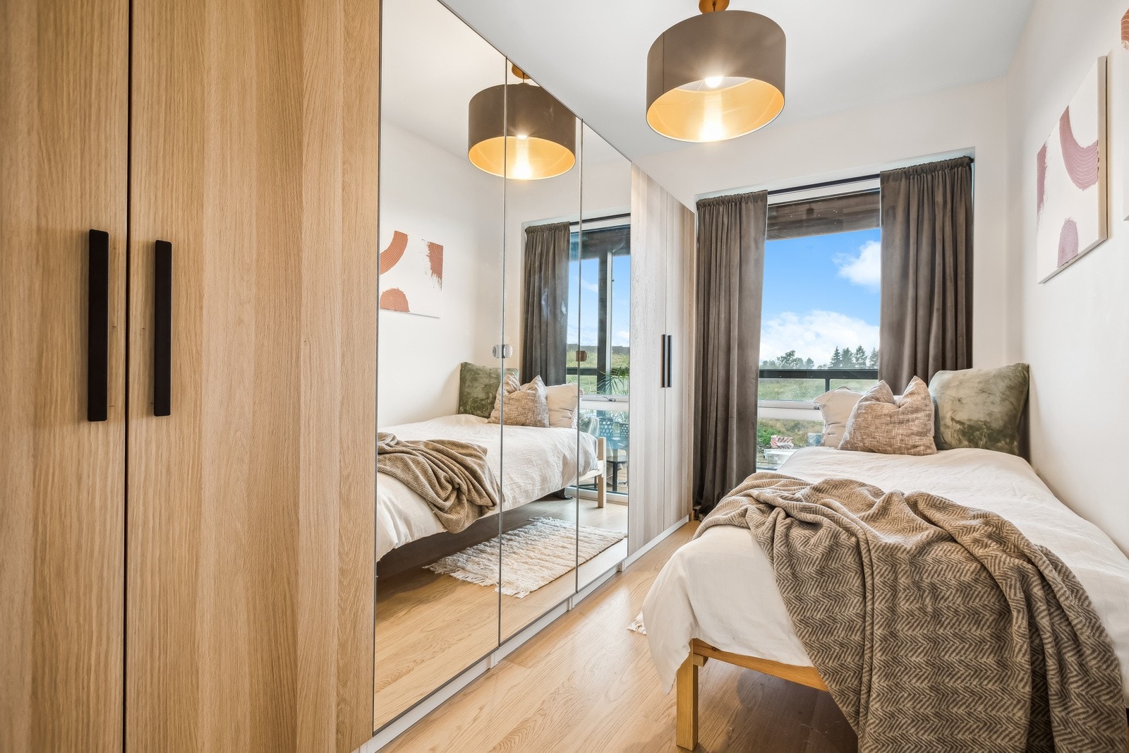 Soverommene har gode garderobeløsninger. Galleribilde