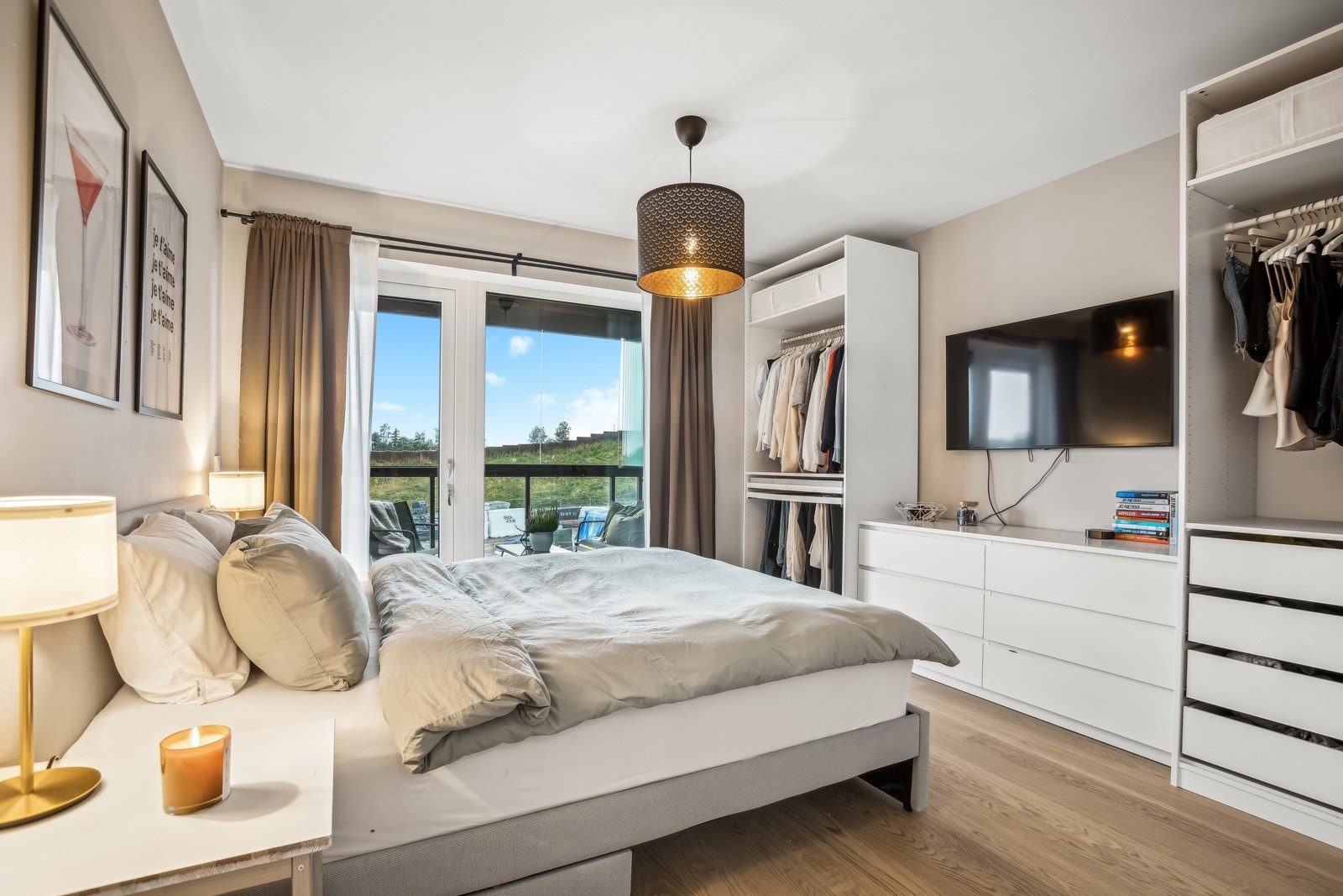 Hovedsoverommet har god plass til garderobe, seng og noe annet møblement. Galleribilde