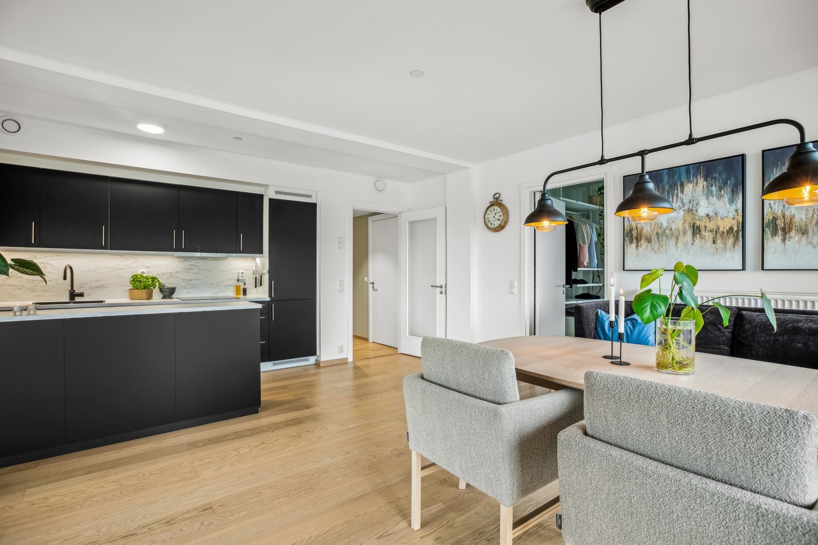 Her er det god plass til både spisebord og sofagruppe. Galleribilde