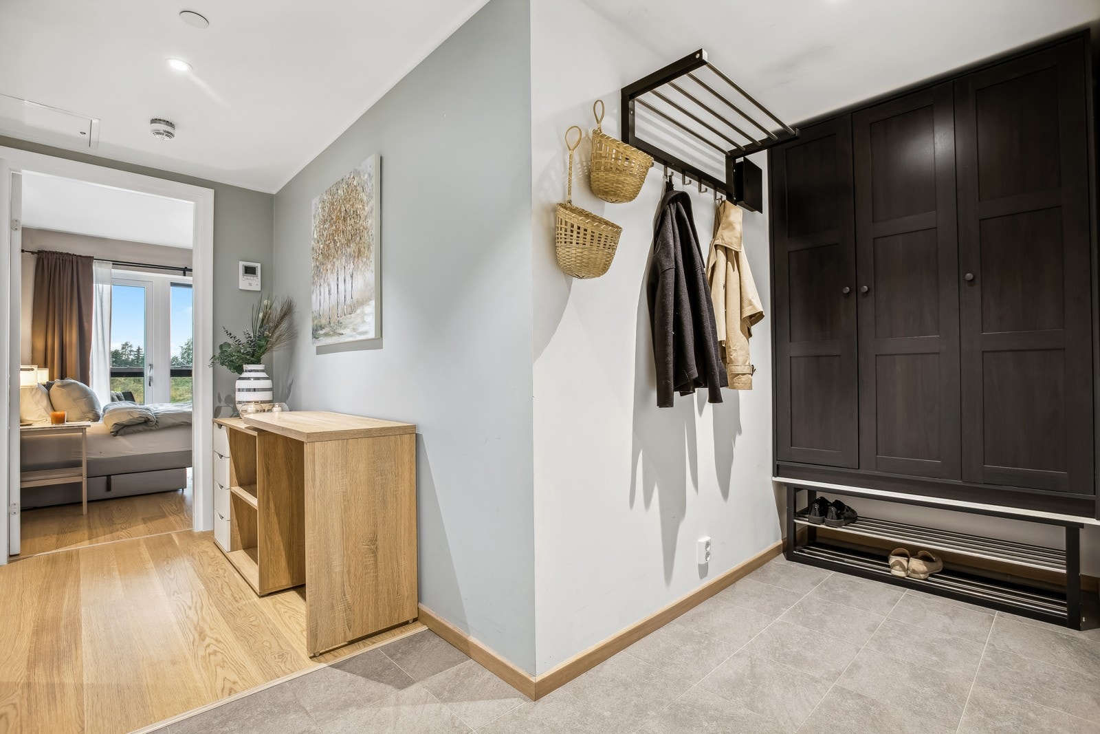 Boligen ønsker velkommen inn med en romslig entrè med god plass til garderobe. Galleribilde