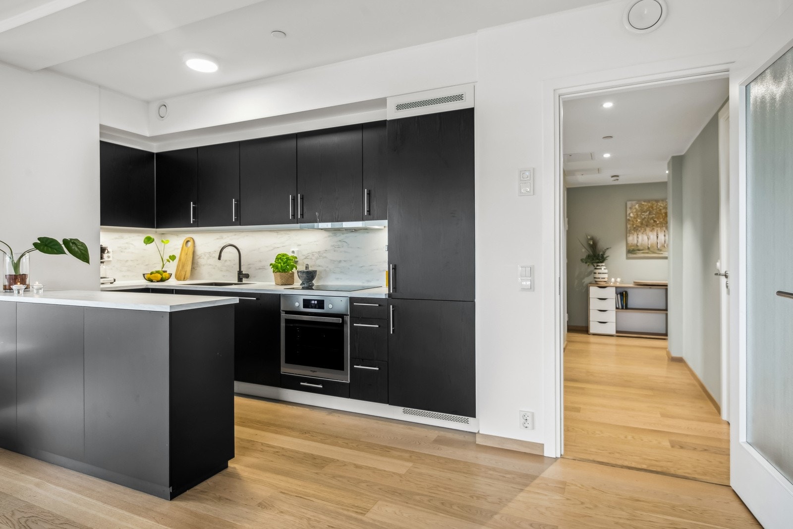 Kjøkkenet har et naturlig samlingspunkt ved halvøyen. Galleribilde