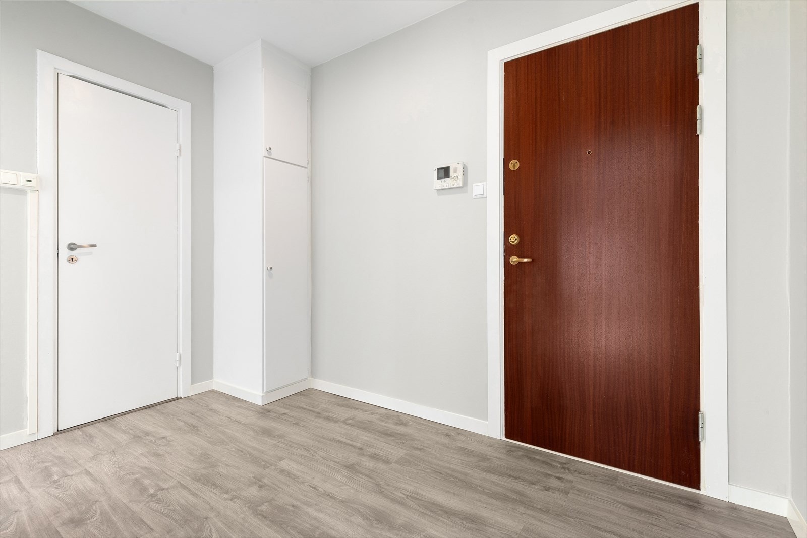 Leiligheten ønsker deg velkommen inn i en romslig gang med god plass for garderobesystemer Galleribilde