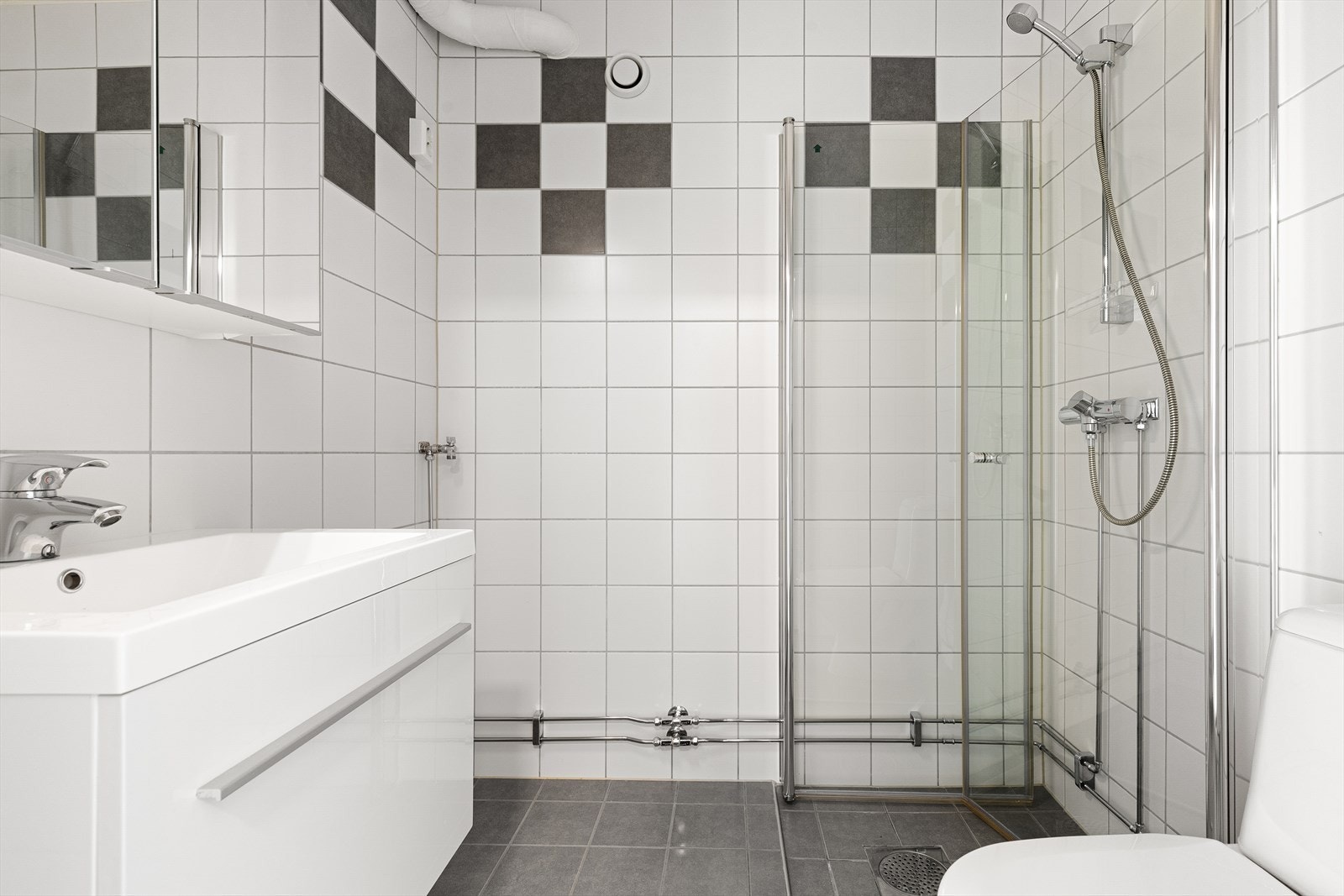 Bad ble oppgradert av borettslag i 2018/2019 - opplegg for vaskemaskin Galleribilde