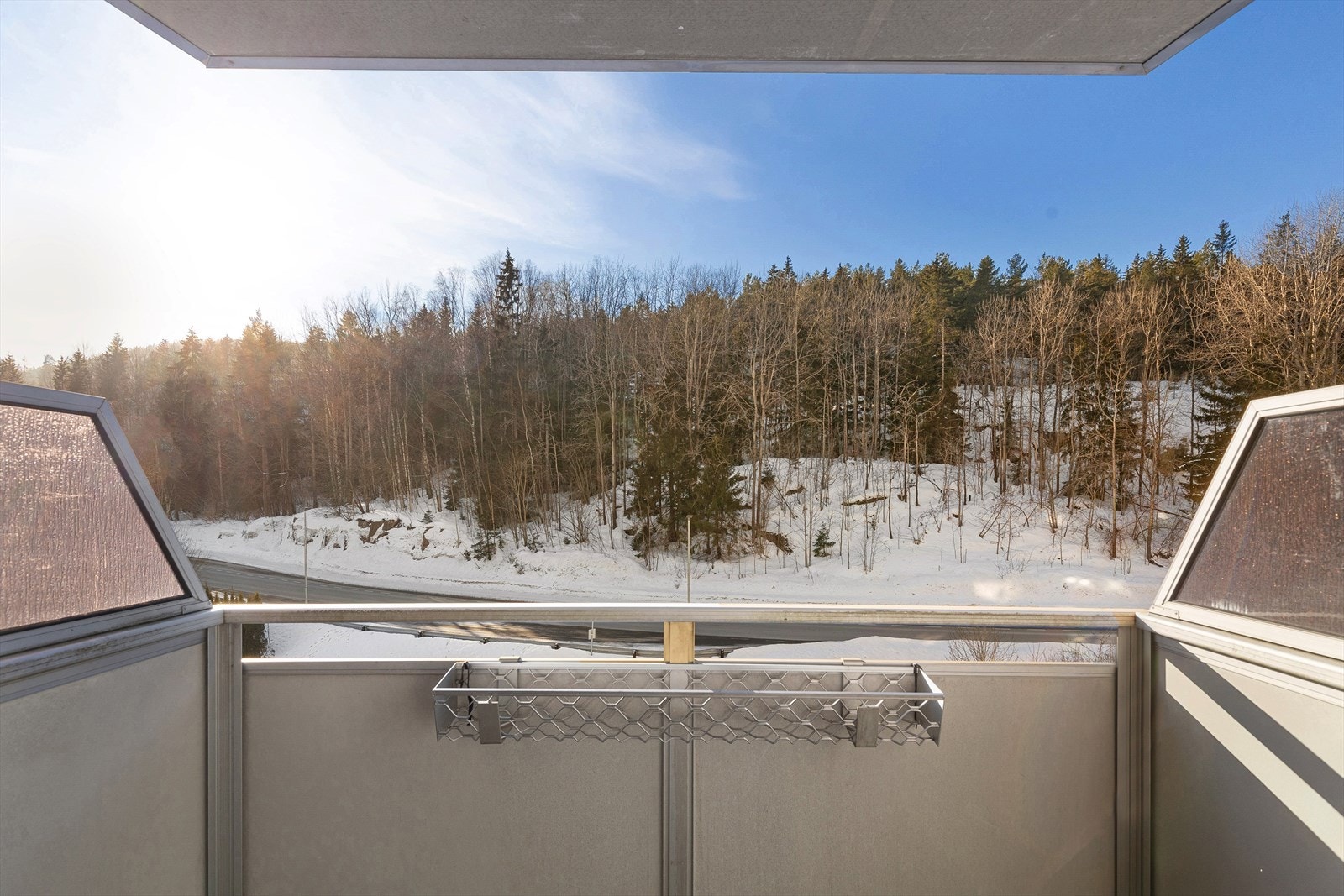 Leiligheten ligger i 5. etasje med gode solforhold på balkongen, samt fritt utsyn mot marka Galleribilde