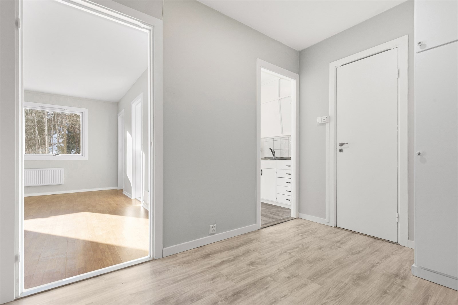 Fra gangen kan du gå til stuen, kjøkken eller bad Galleribilde