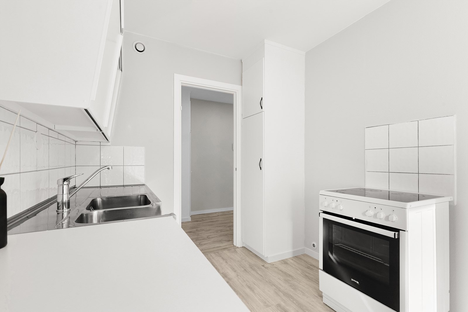 Enkelt og eldre kjøkken med plass for diverse hvitevarer Galleribilde