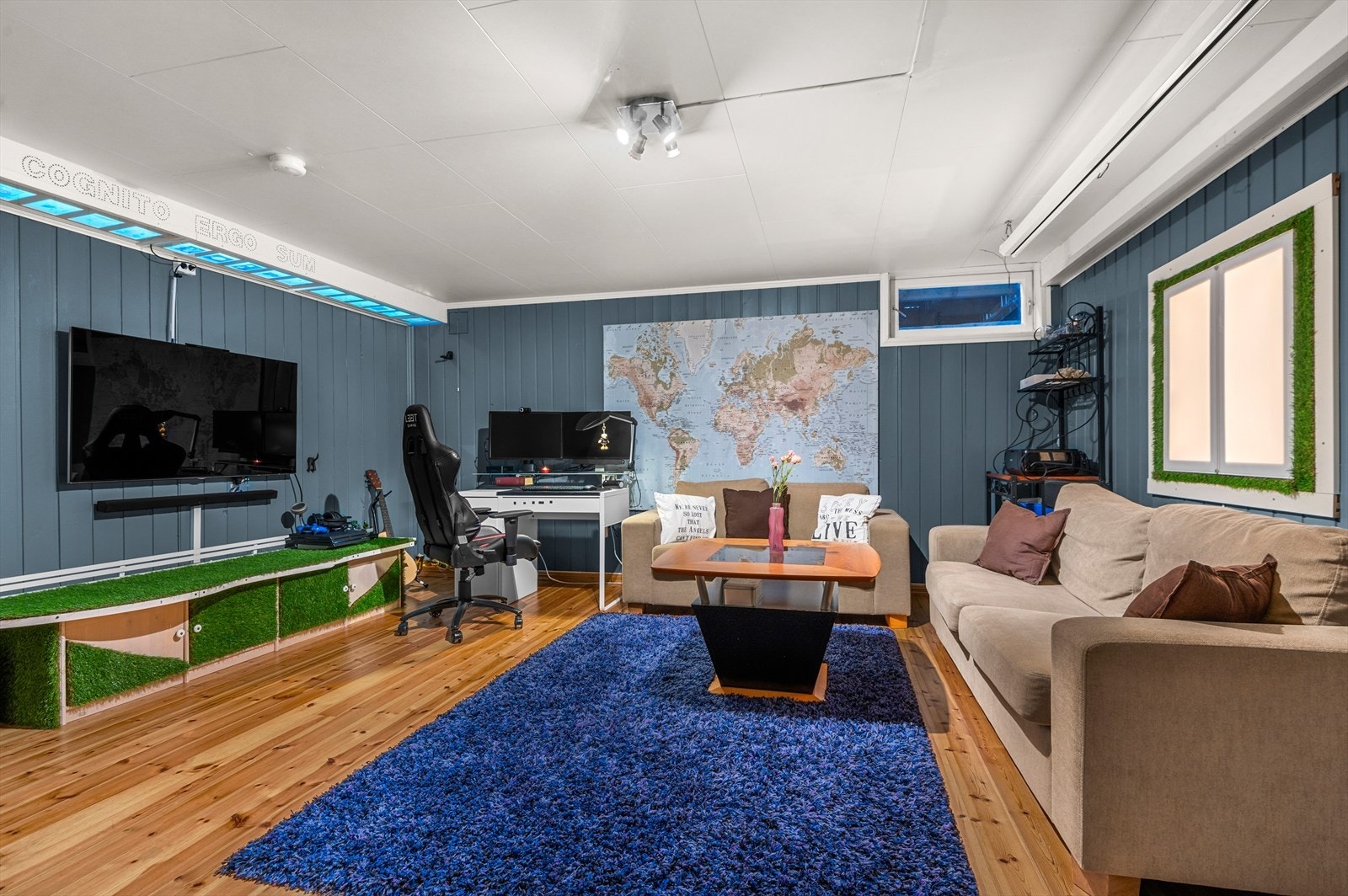 Romslig rom innredet som kjellerstue på 21,5 m² med vedovn. Her er det god plass til både store og små. Galleribilde