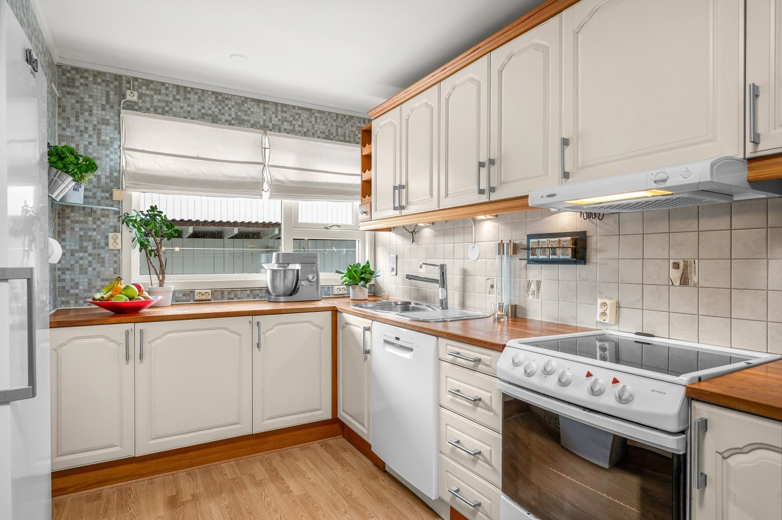 Kjøkkenet er tidløst og meget funksjonelt. Her har du også godt med skap- og benkeplass. Galleribilde