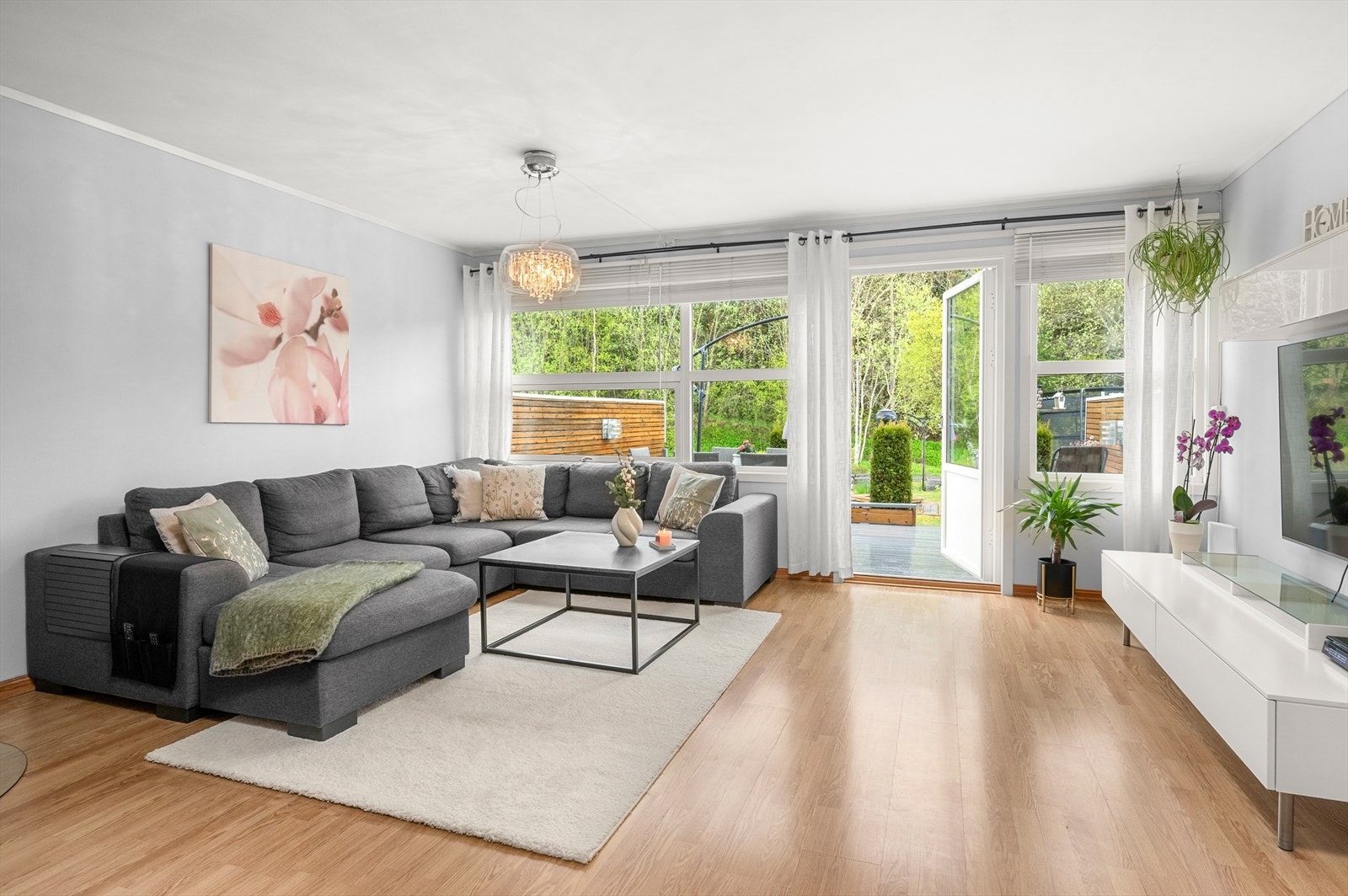 Fra boligens sørvendte veranda er det inngang til en 23kvm stue. Galleribilde