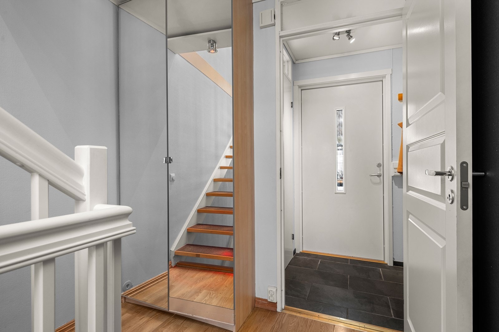 Inngangspartiet har godt med muligheter for lagring. Galleribilde