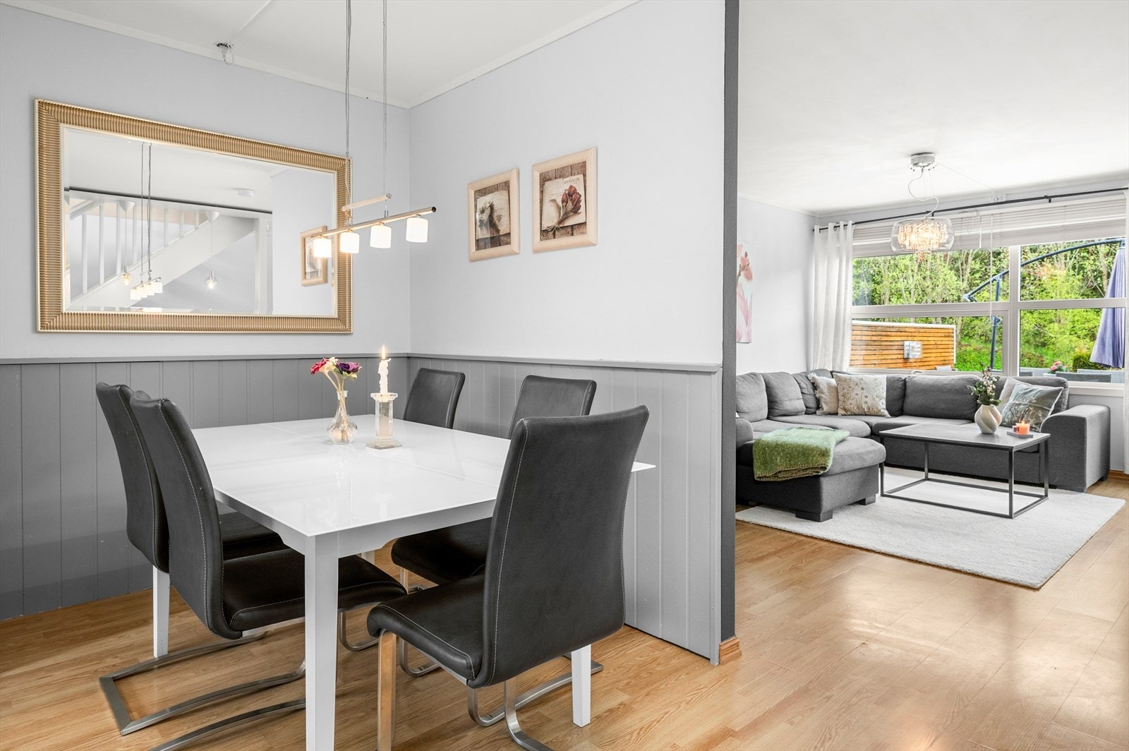 Stuen har vedfyring som gir god varme, samt en behagelig atmosfære. Galleribilde