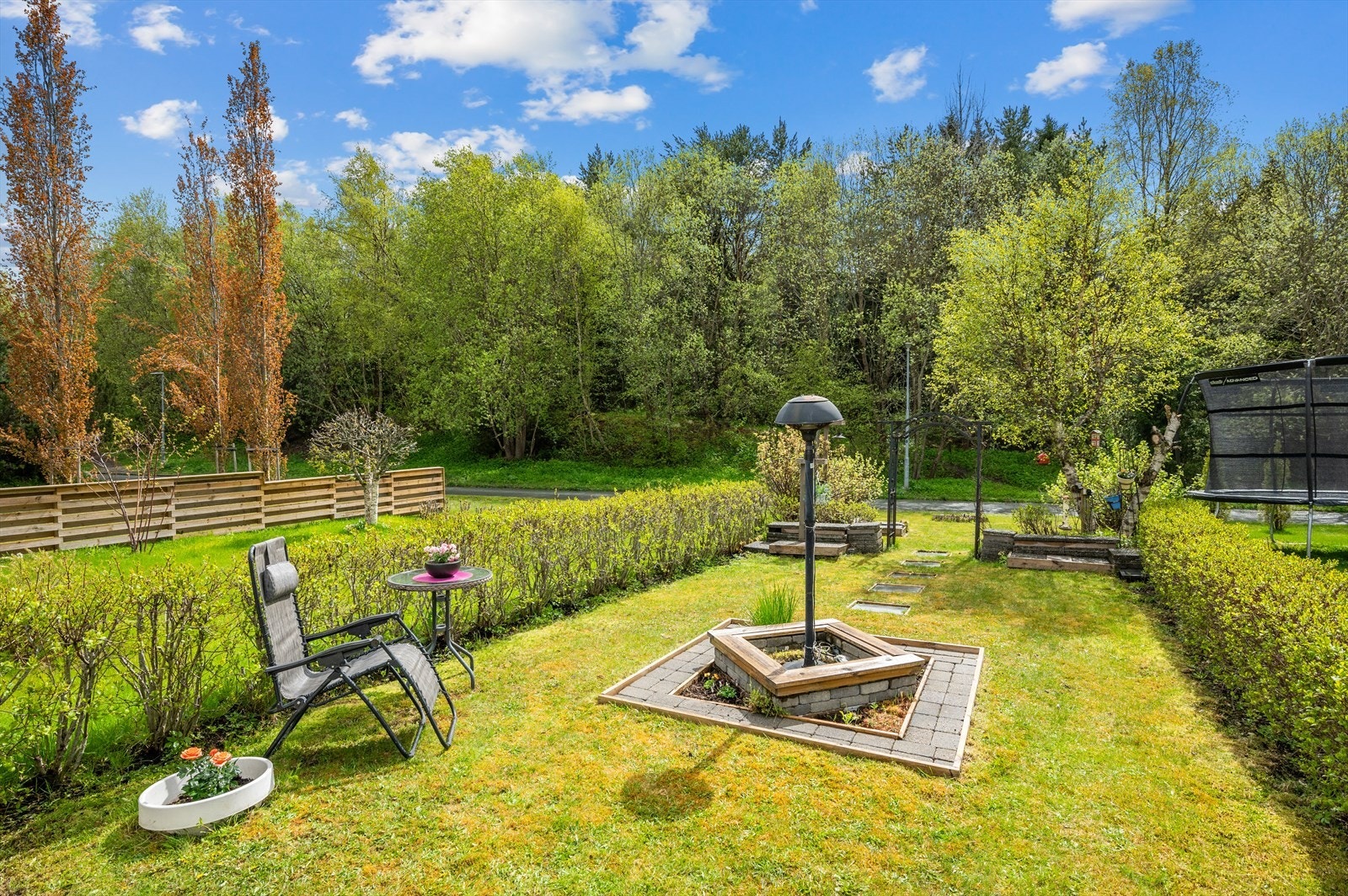 Fra boligen er det gåavstand til barnehage, skole, kjøpesenter, treningssenter, søndagsåpen butikk og kollektivtransport. Galleribilde