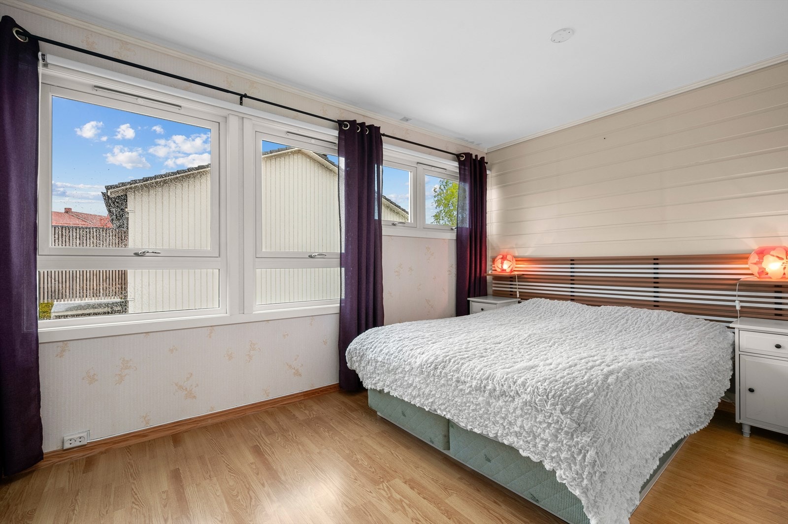 Hovedsoverommet er ett av de tre soverommene i 2. etasje. Her er det god plass til dobbeltseng. Galleribilde