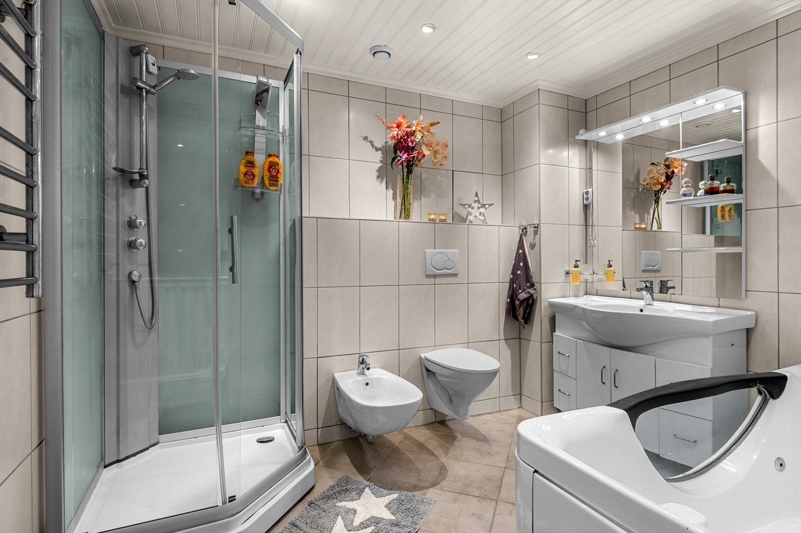 Baderommet ligger i 2. etasje og inneholder vegghengt toalett, baderomsinnredning, dusjkabinett og badekar. Galleribilde