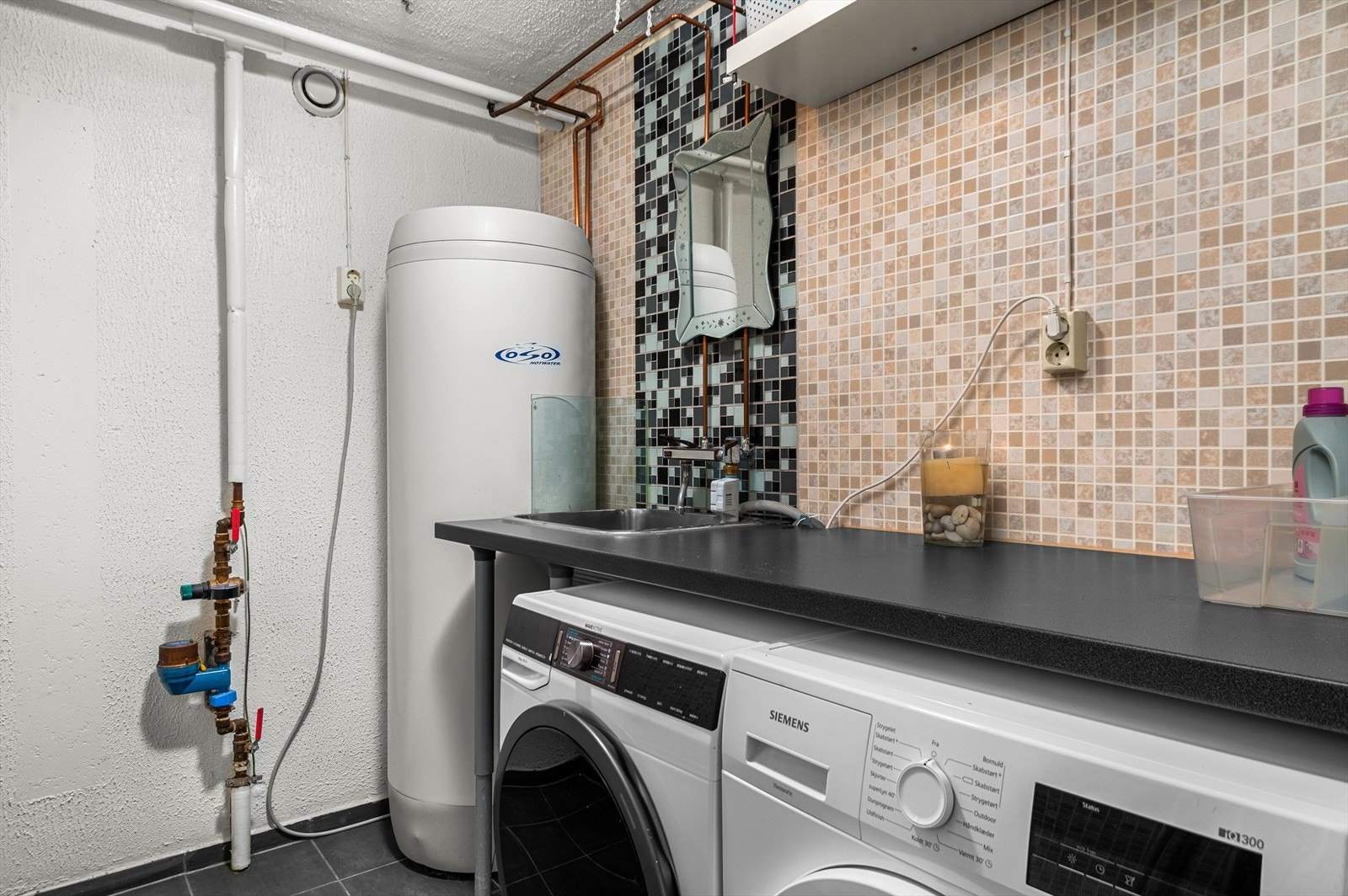 Boligen har et praktisk separat vaskerom på 4m² i kjelleretasje. Galleribilde