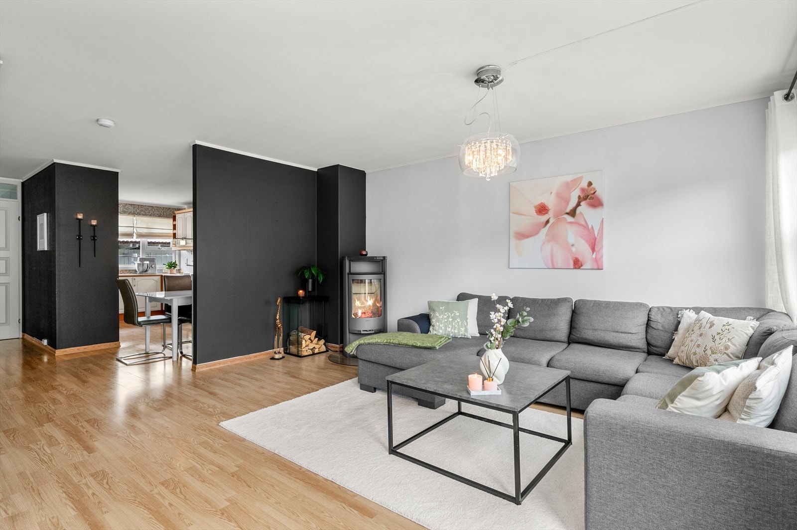 Her får du et stilrent og funksjonelt rekkehus over tre plan. Galleribilde