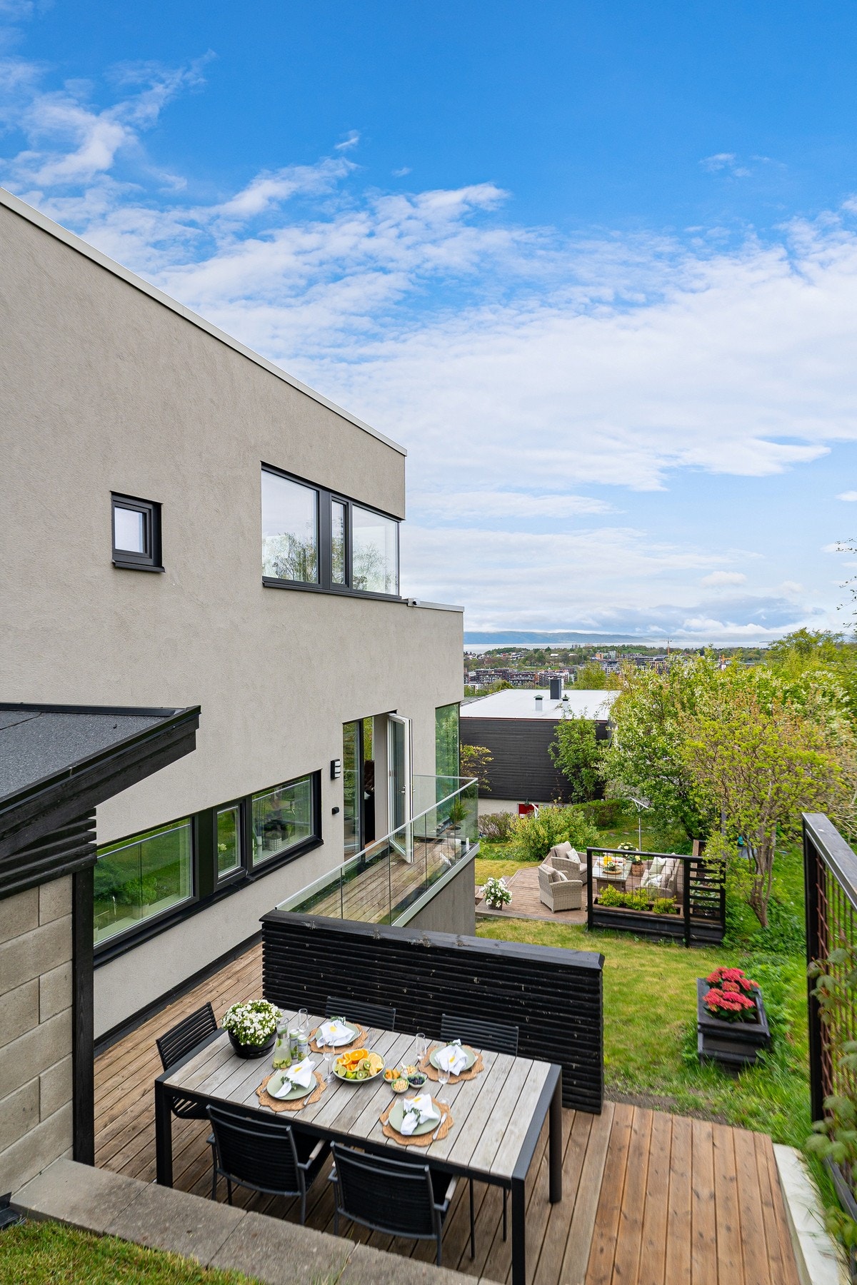 Området er et typisk villastrøk med lite trafikk og lite støy. Flere parker og grønne oaser ligger i umiddelbar nærhet Galleribilde