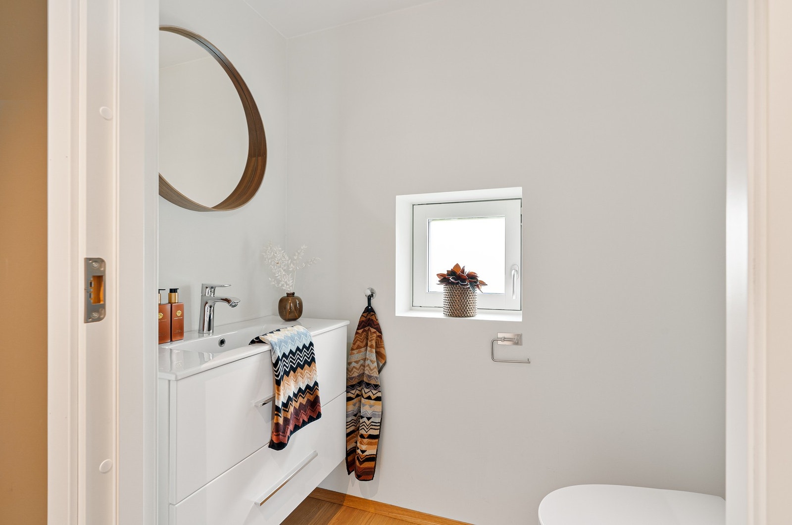 Toalettrom med vask like ved entré. Galleribilde