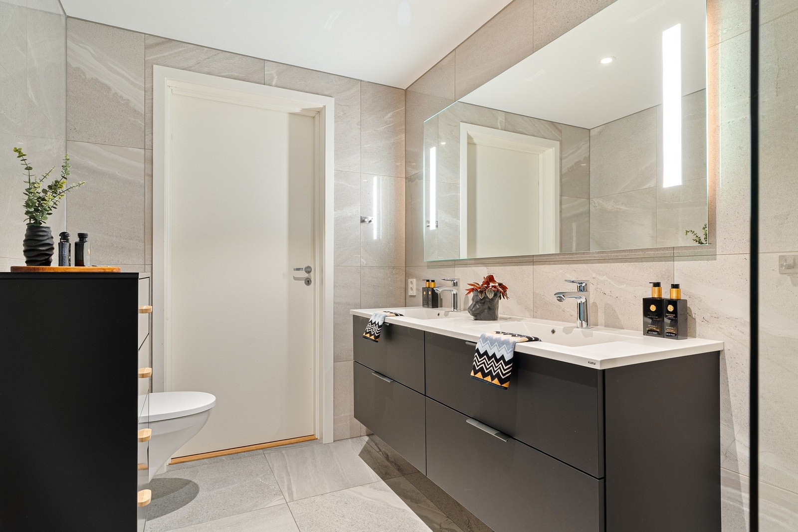 Et moderne, klassisk og stilrent bad som virkelig løfter hverdagskvaliteten. Galleribilde