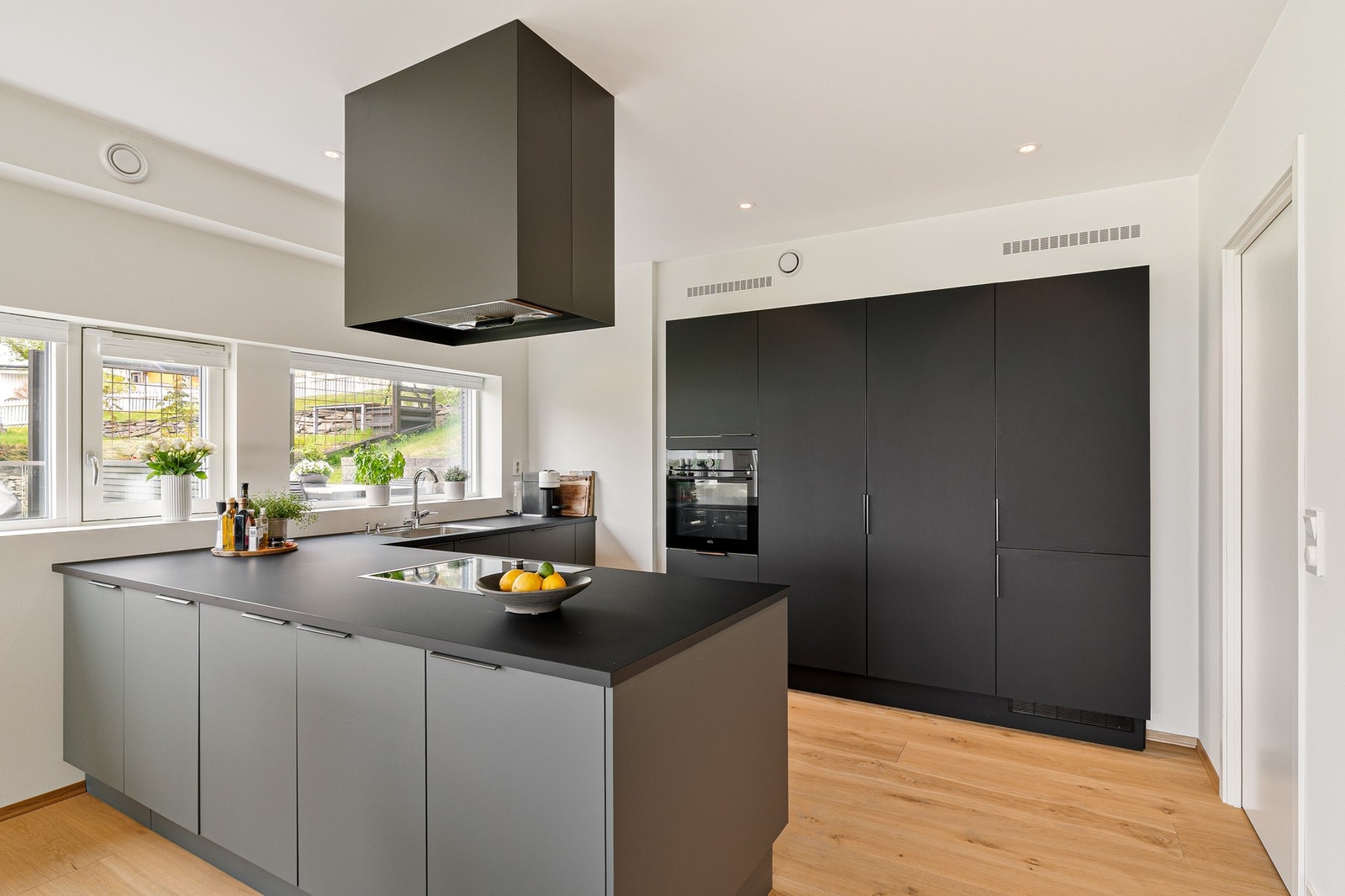 Åpen stue/kjøkken løsning som gir rommet en luftig følelse. Galleribilde