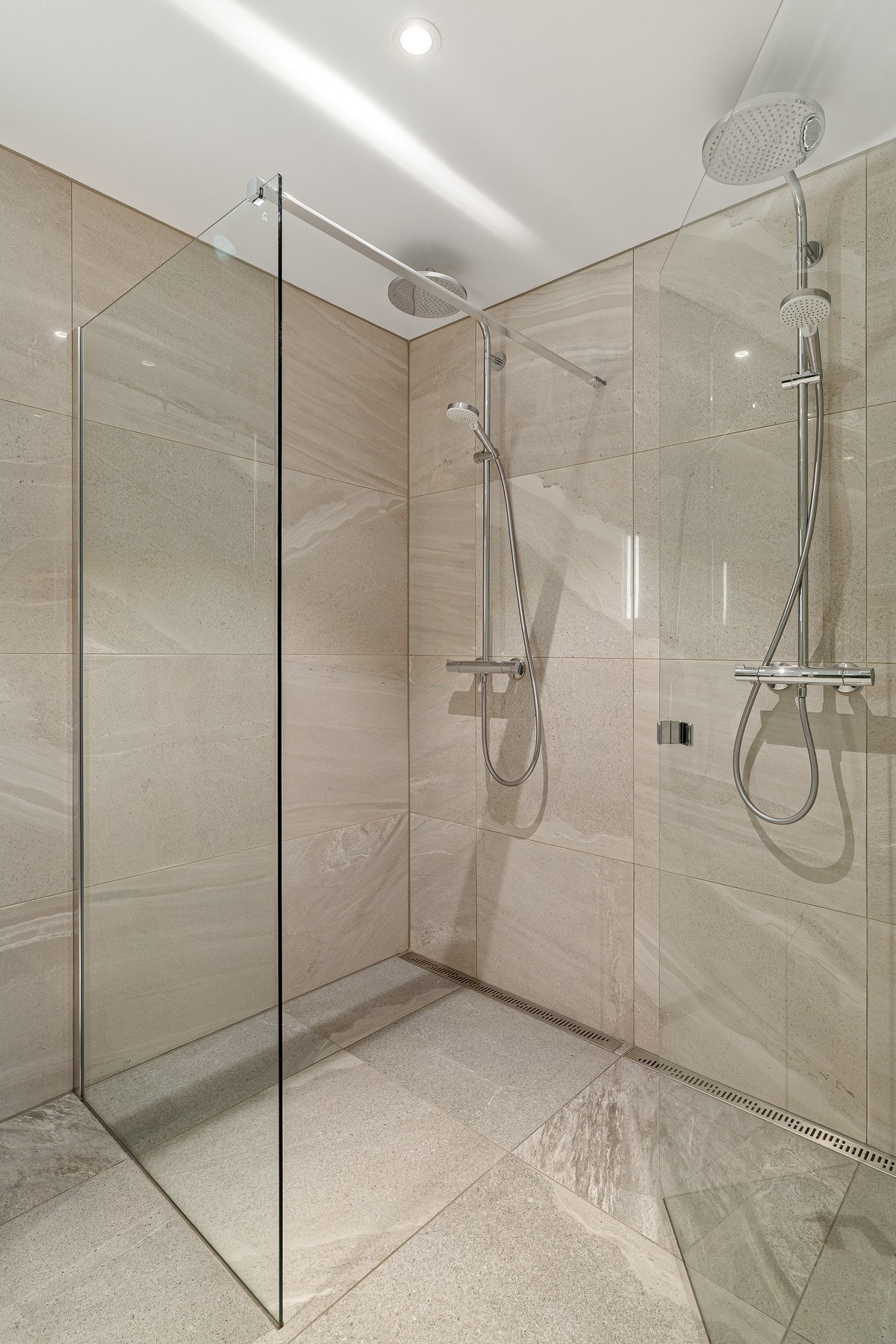 Stilig og funksjonell og dobbel dusjløsning med "Rainshower". Galleribilde