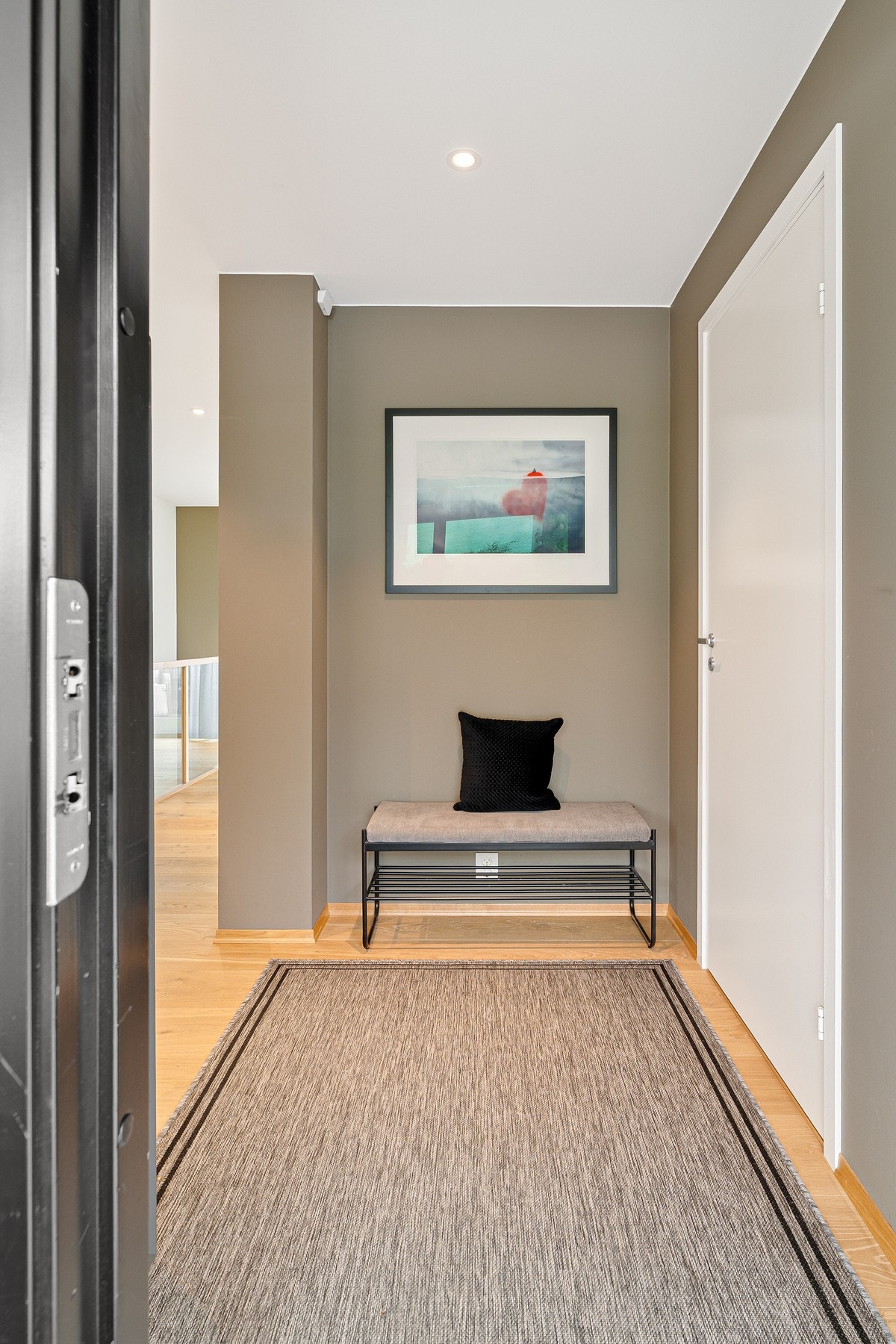 Romslig entré på 8 kvm. med inngang til praktisk toalettrom. Galleribilde