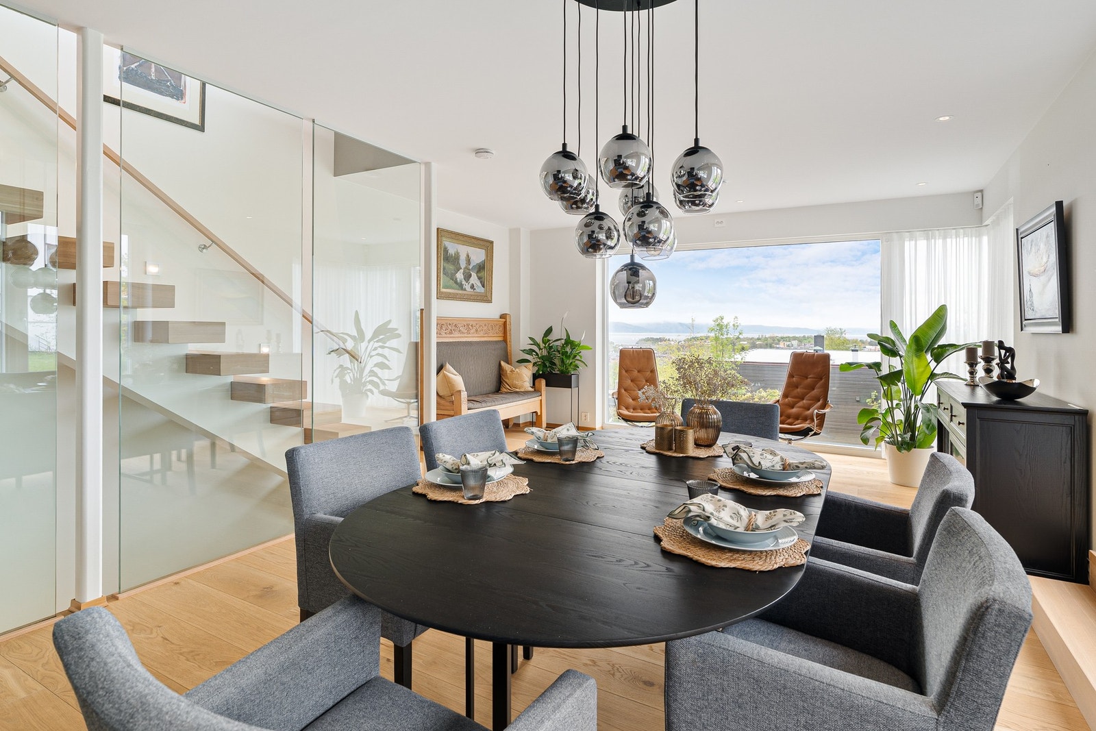 Spisestue og stue samlet på samme plan som kjøkken med kjøkkenøy gir et sosialt rom. Galleribilde