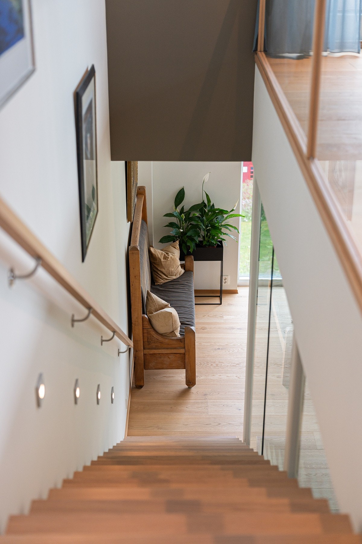 Delvis åpen og lukket trapper av heltre eik med lakkerte/malte
overflater. Galleribilde