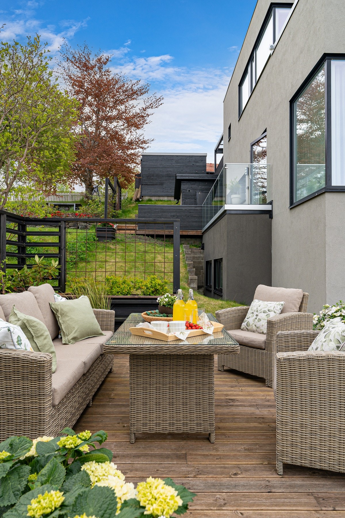 Stor markterrasse med plass for det man ønsker av utemøbler og grill. Galleribilde