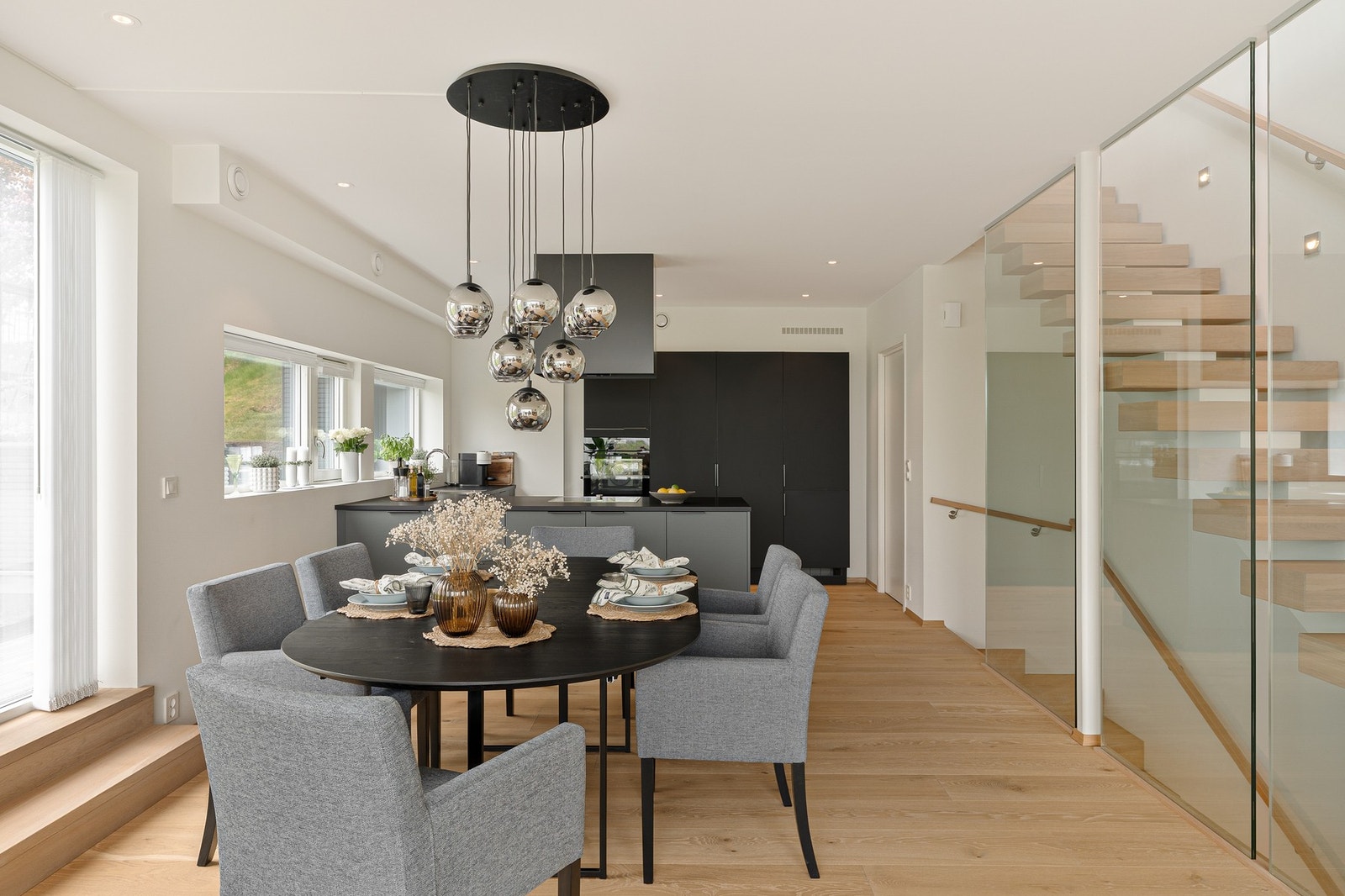 Den arkitektoniske løsningen er i sin helhet lagt opp til et moderne og funksjonelt hjem. Galleribilde