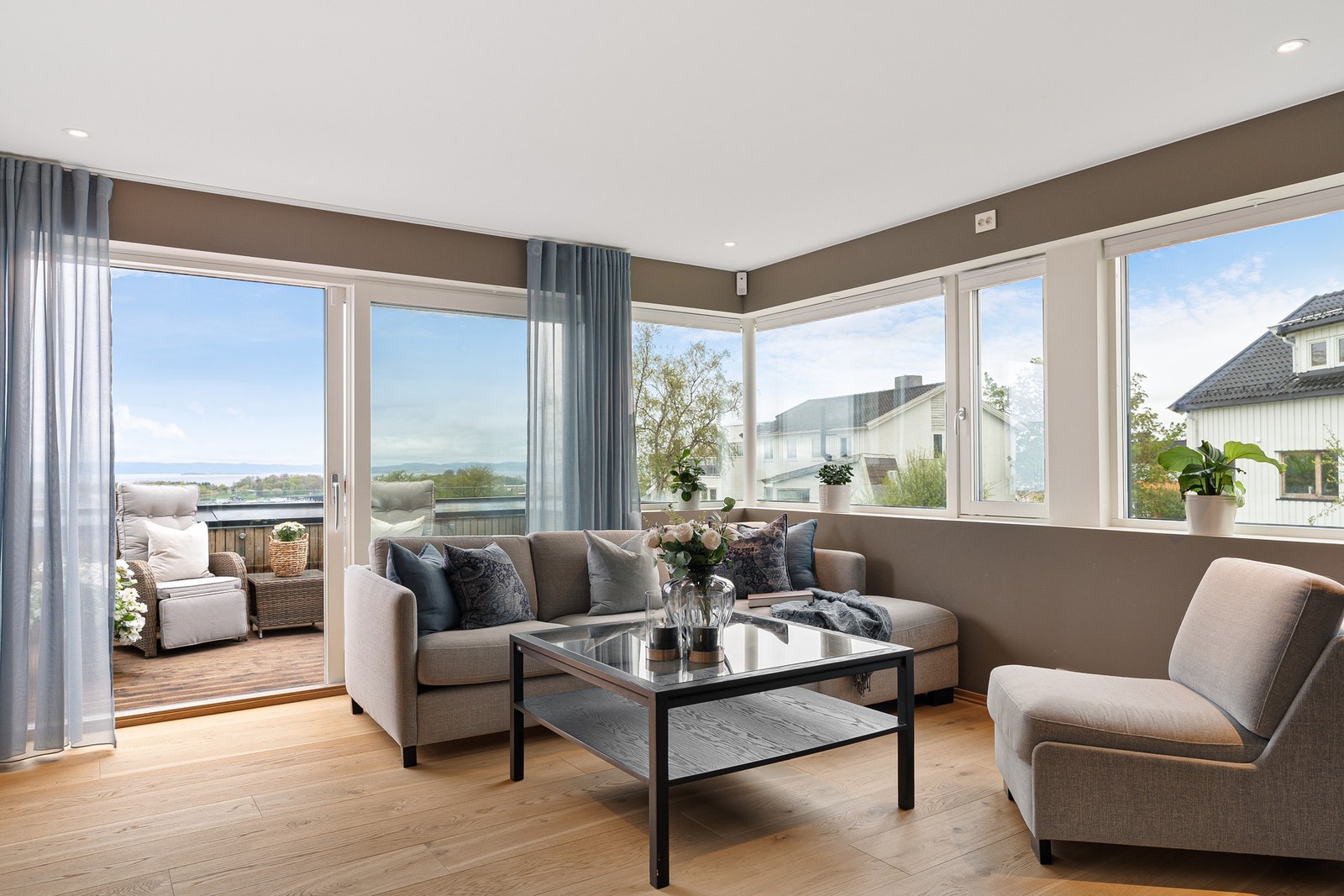 Stor stue i 3. etasje på 24 kvm. Galleribilde