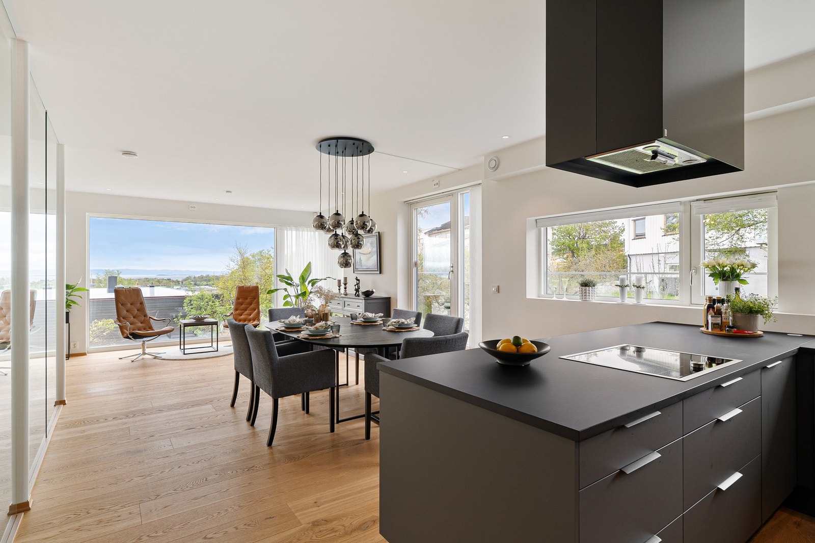 Boligen bærer preg av god takhøyde og store vindusflater som gir et vakkert lys. Galleribilde