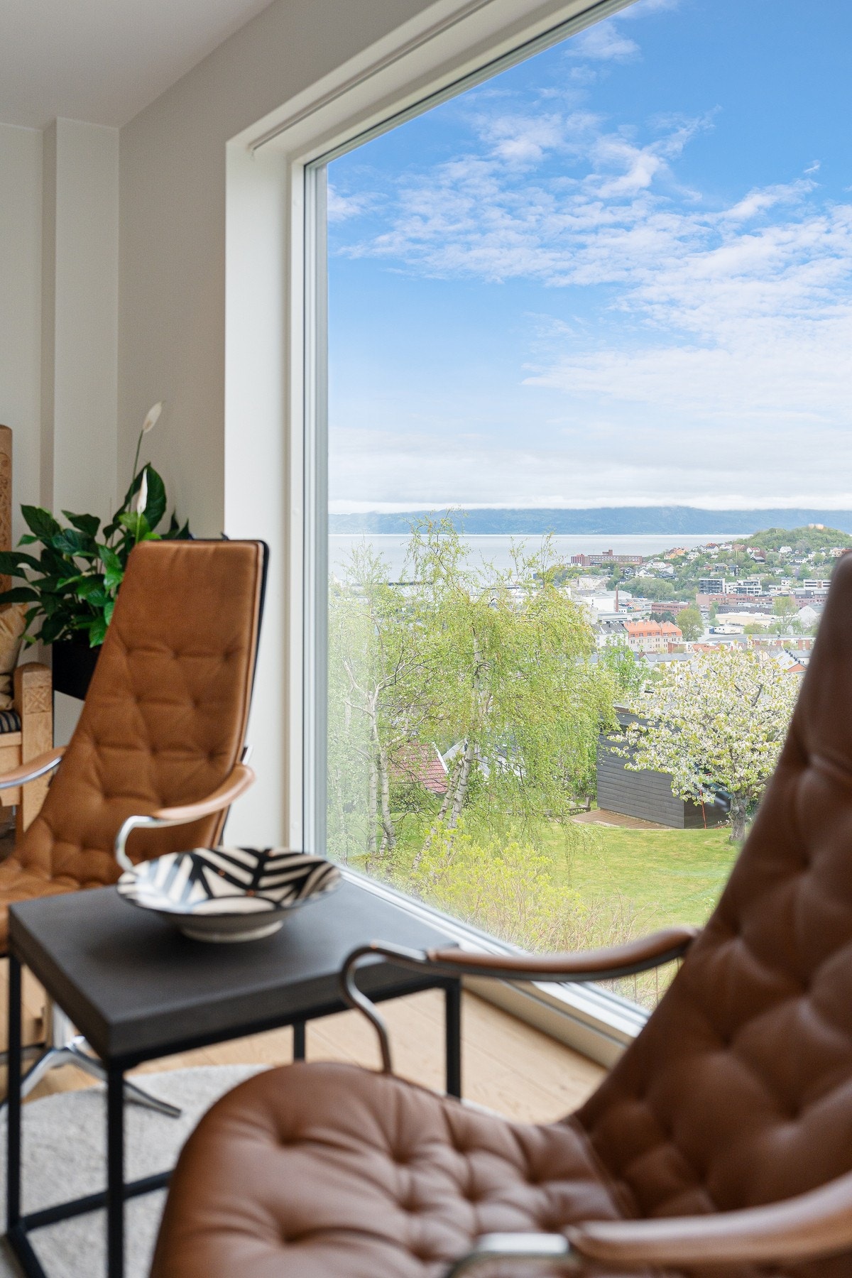 Planløsningen ivaretar boligens unike lokasjon og den storslagne utsikten på en optimal måte. Galleribilde