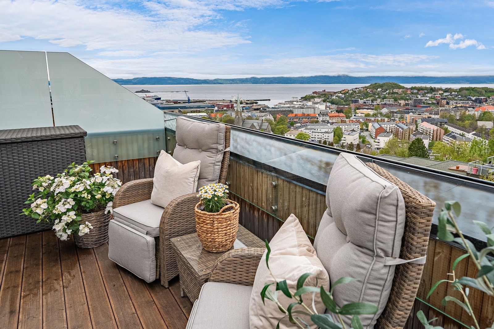 Takterrassen er på 12,5 kvm. og fungerer som en deilig utsiktsstue i sommerhalvåret. Galleribilde