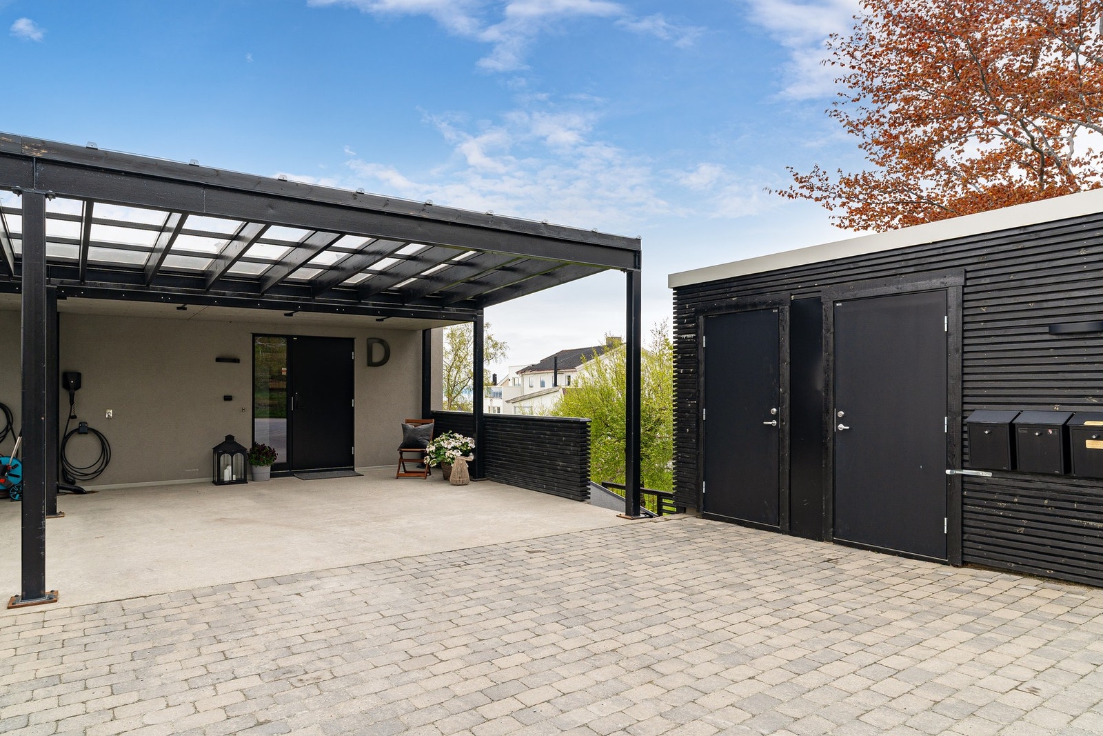 Parkering i dobbel carport for 2 biler med el-bil lader. Utvendig bod praktisk plassert rett ved inngangspartiet. Galleribilde